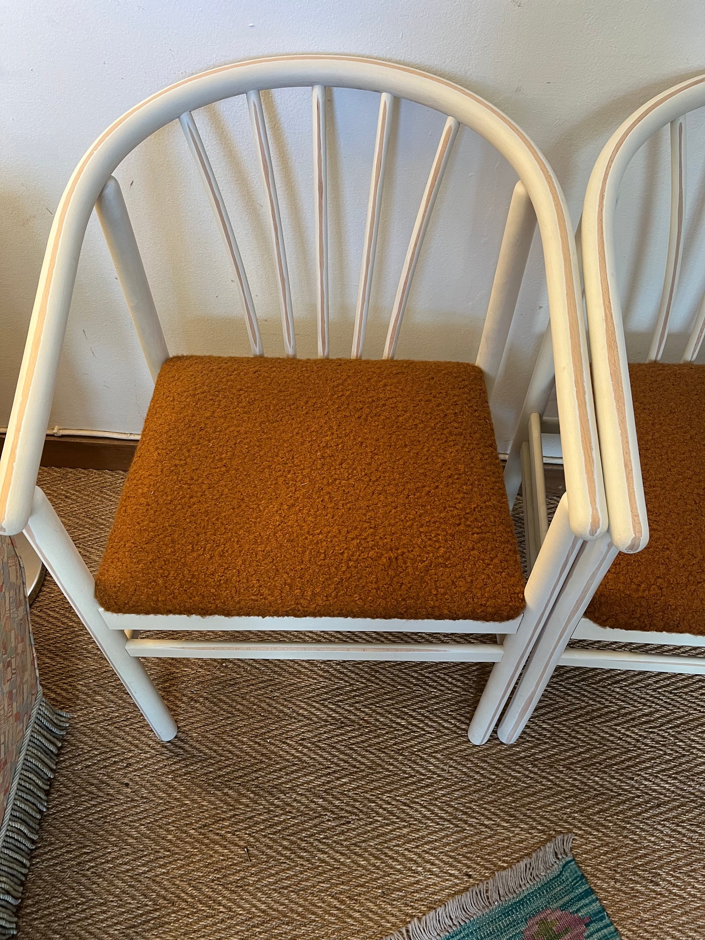 Paire de fauteuils en bois et laine bouclette camel
