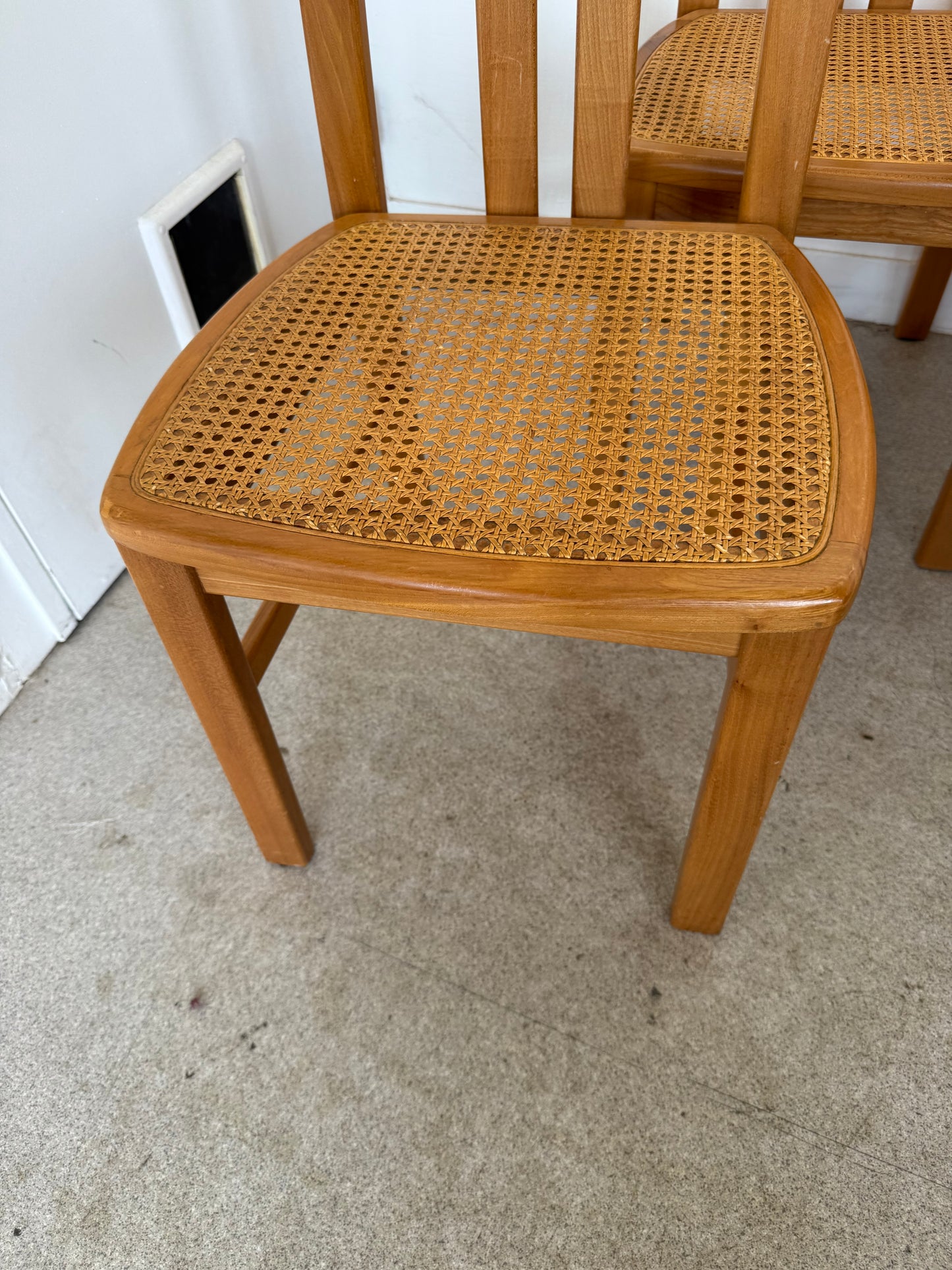 Lot de 4 chaises vintage en orme massif et cannage