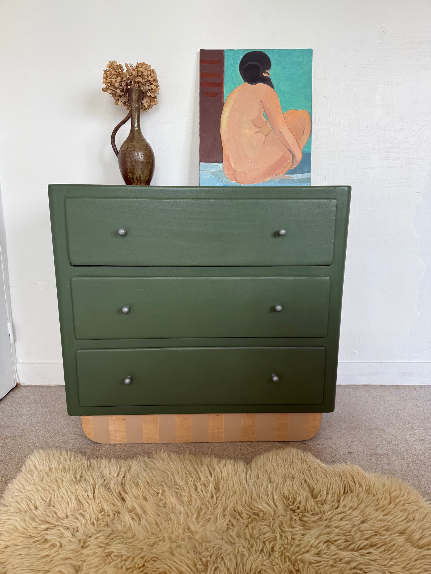 Commode vintage vert olive piètement rayé