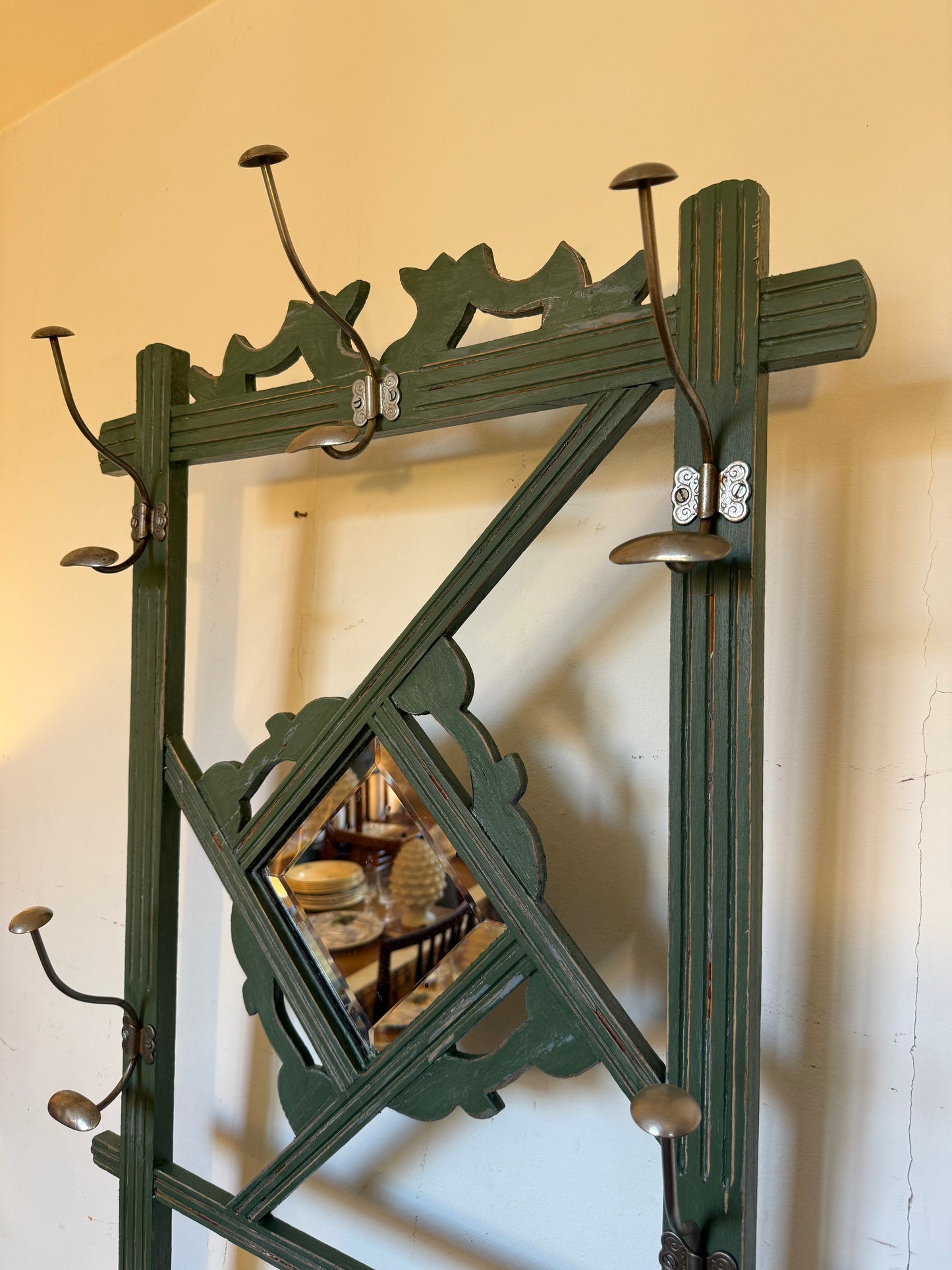 Porte manteau en bois art déco patiné vert