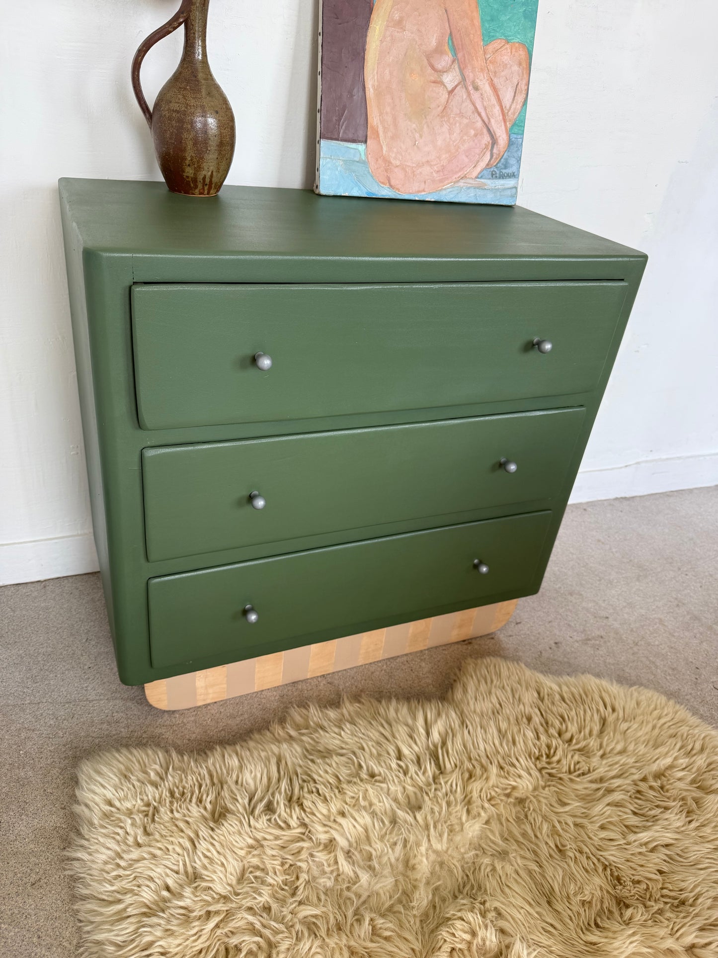 Commode vintage vert olive piètement rayé
