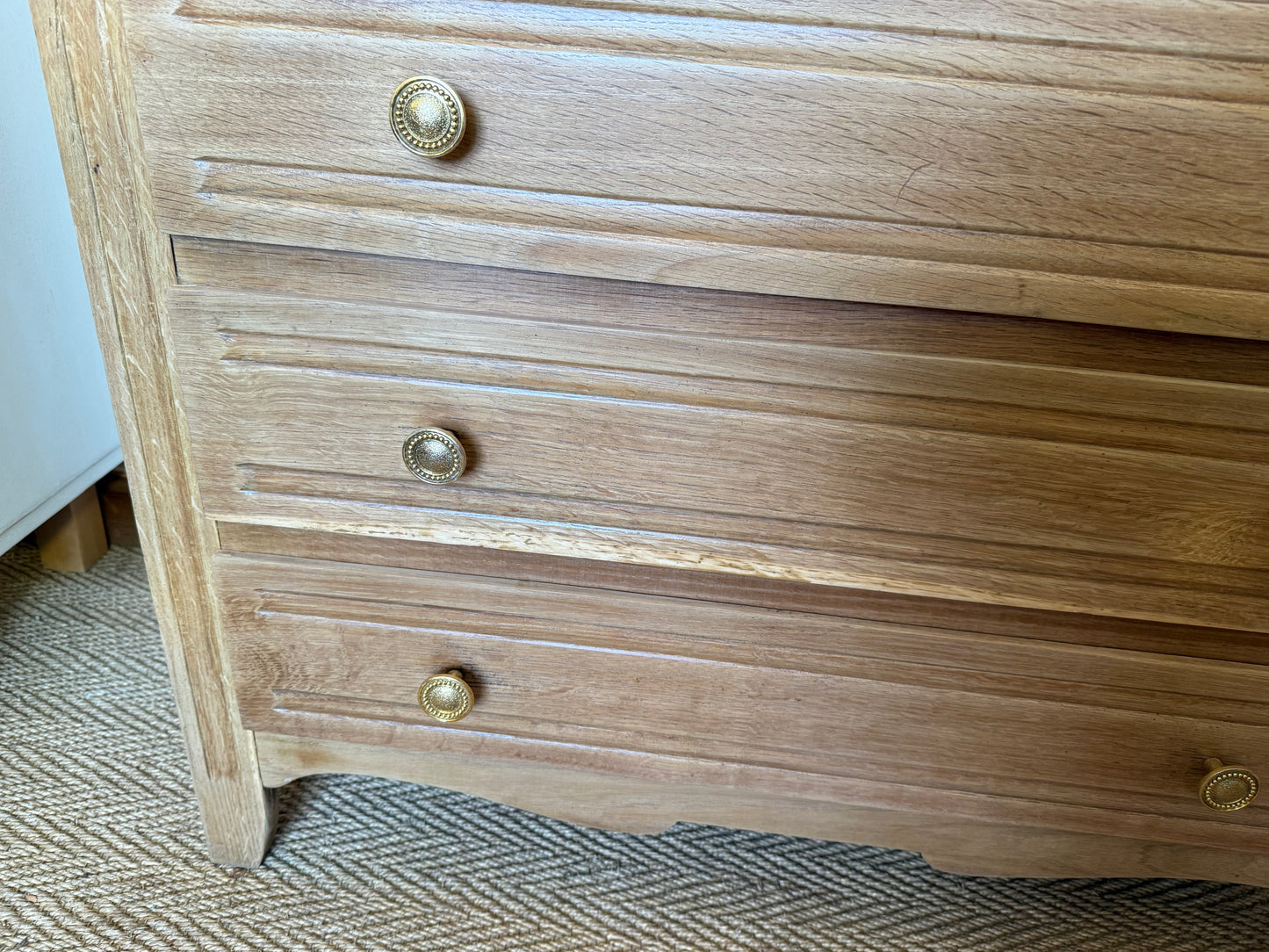Commode vintage placage chêne et poignées dorées