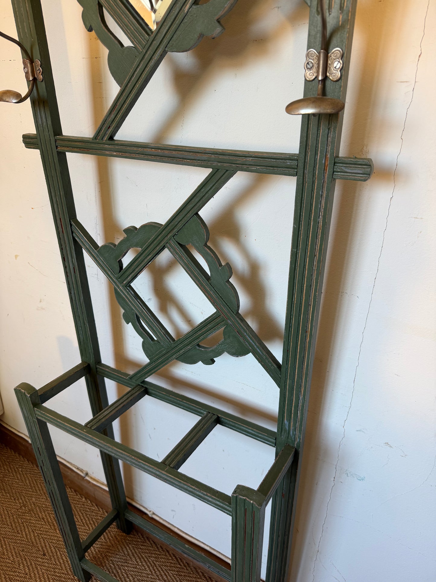 Porte manteau en bois art déco patiné vert