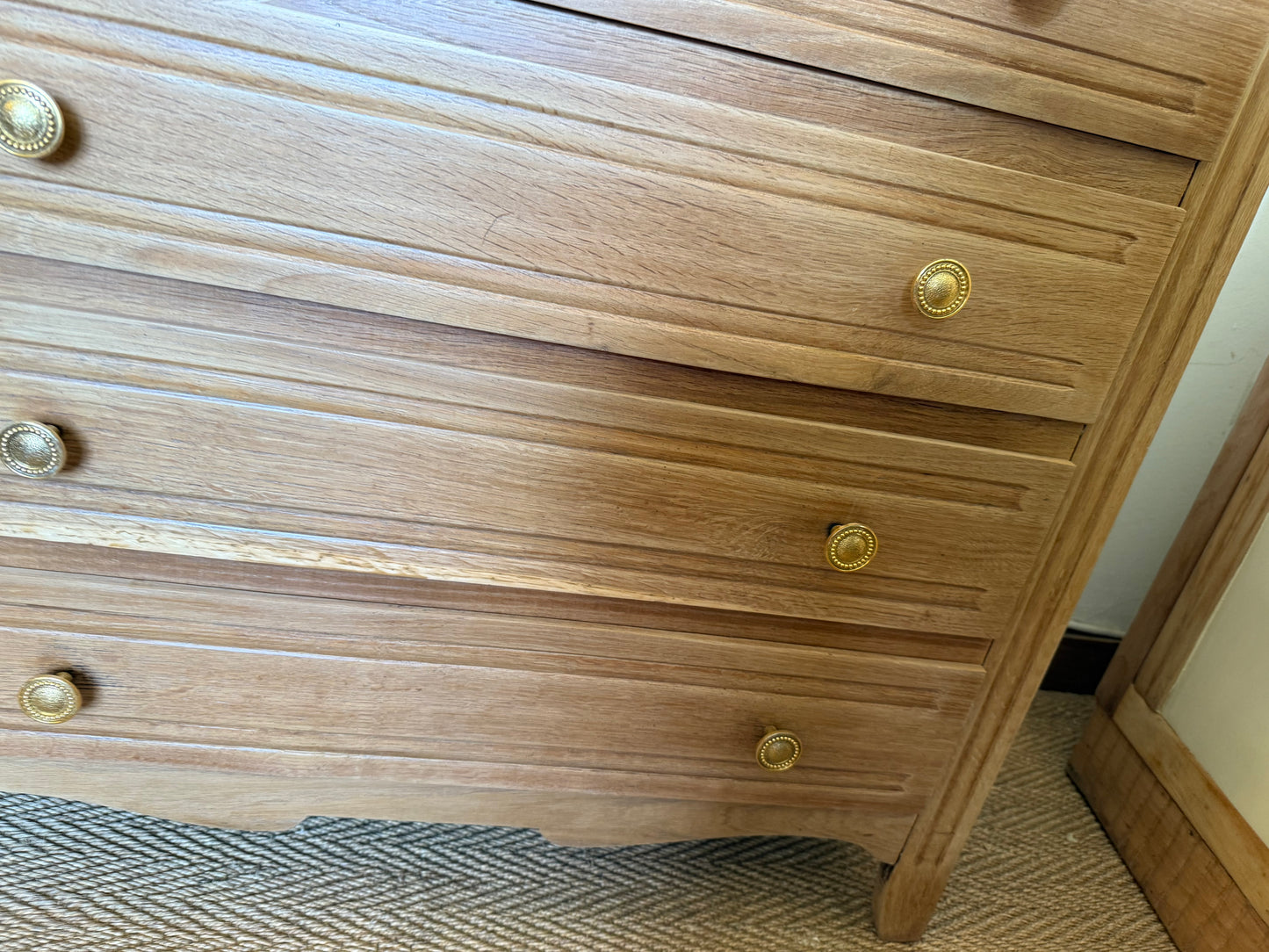 Commode vintage placage chêne et poignées dorées