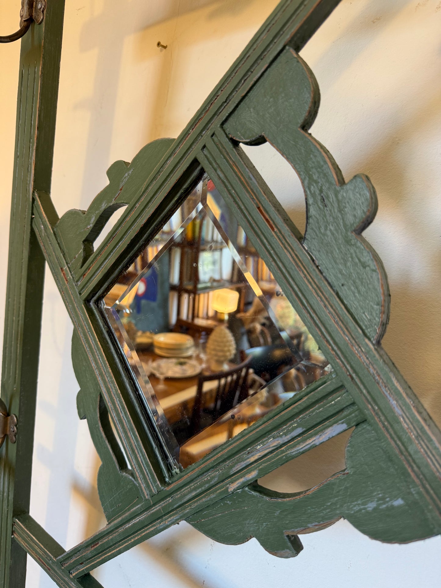 Porte manteau en bois art déco patiné vert
