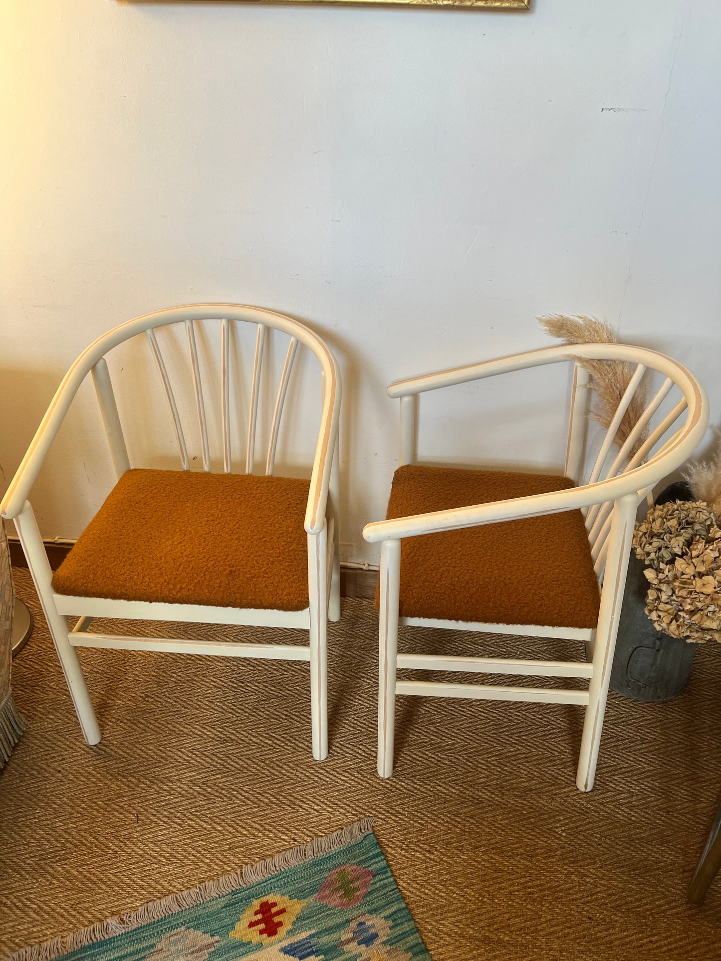 Paire de fauteuils en bois et laine bouclette camel