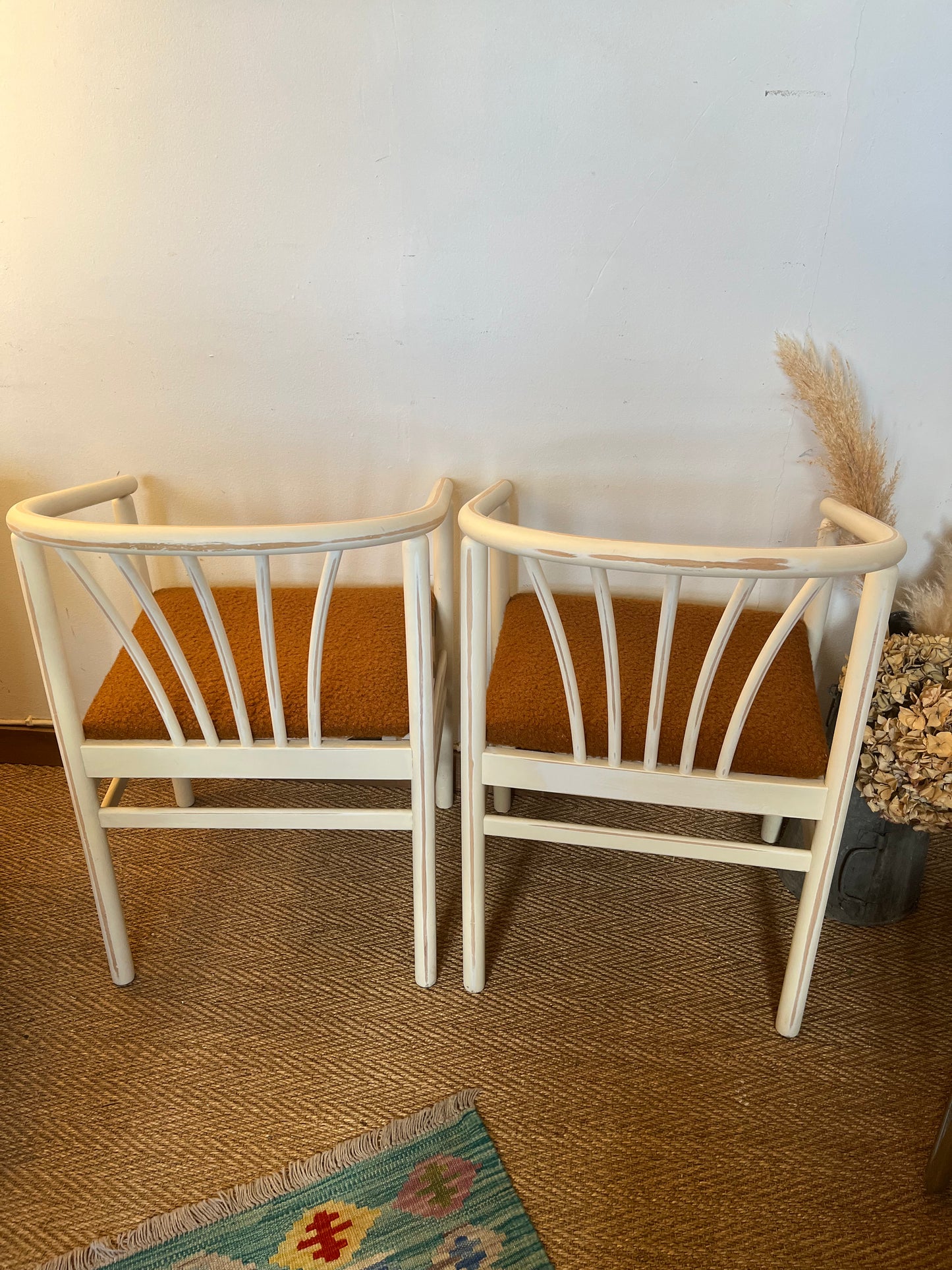 Paire de fauteuils en bois et laine bouclette camel