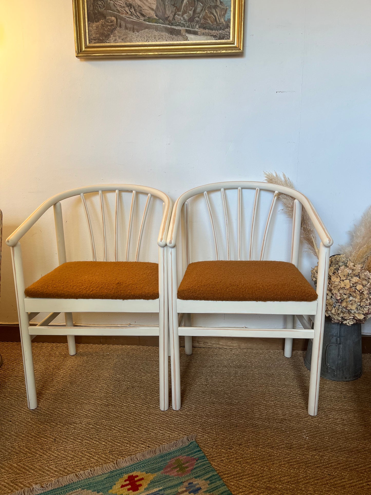 Paire de fauteuils en bois et laine bouclette camel