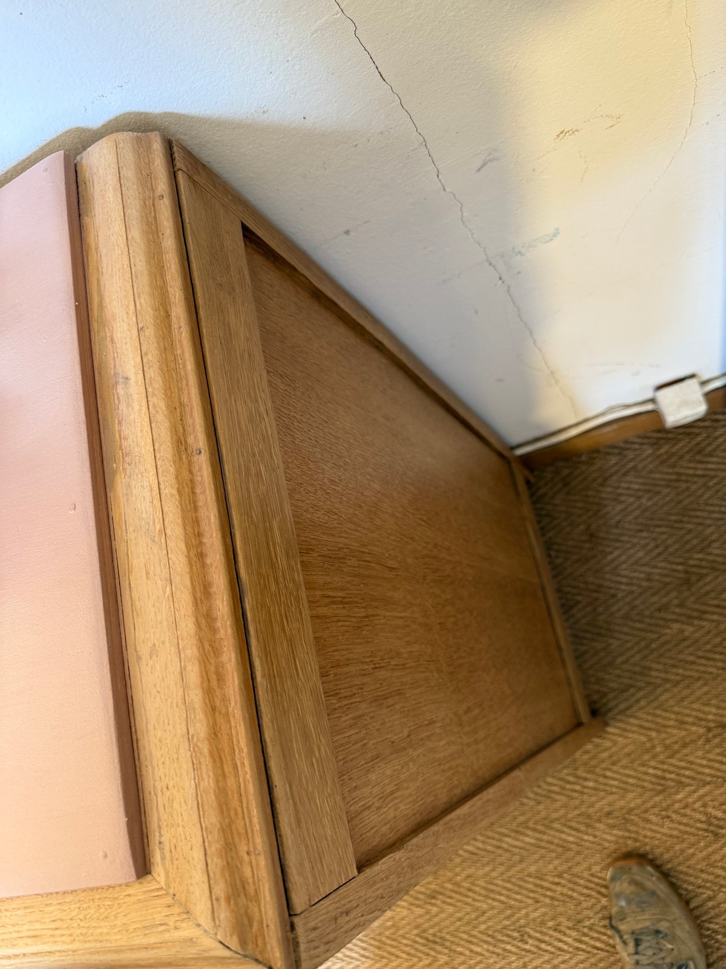 Commode vintage placage chêne et poignées dorées
