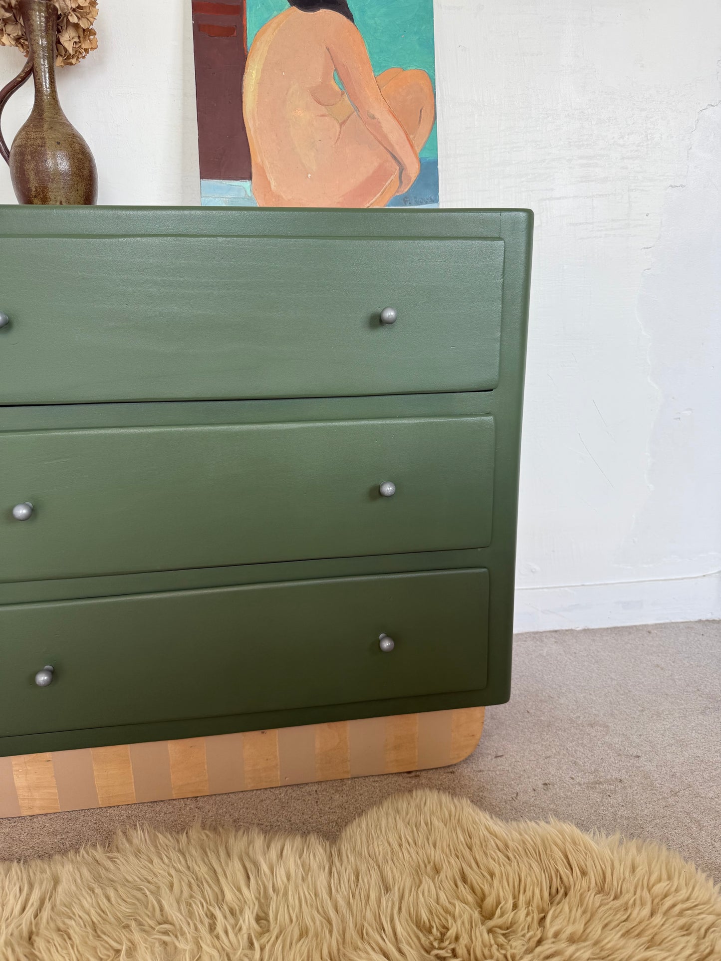 Commode vintage vert olive piètement rayé