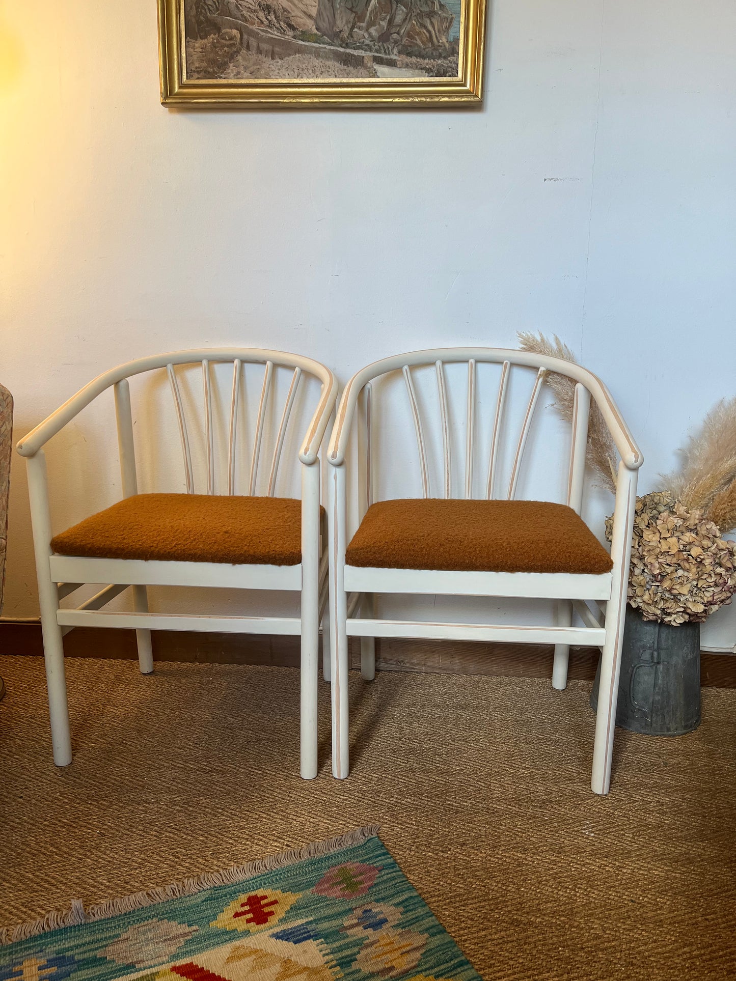Paire de fauteuils en bois et laine bouclette camel