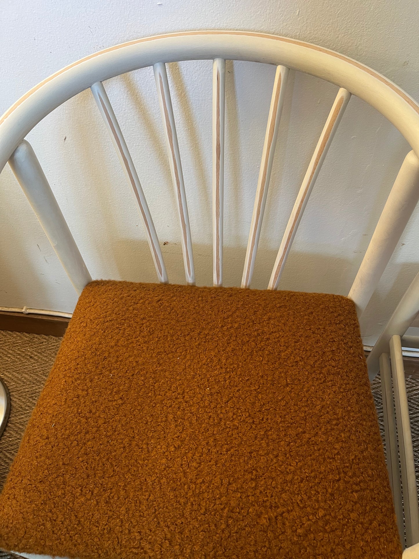 Paire de fauteuils en bois et laine bouclette camel