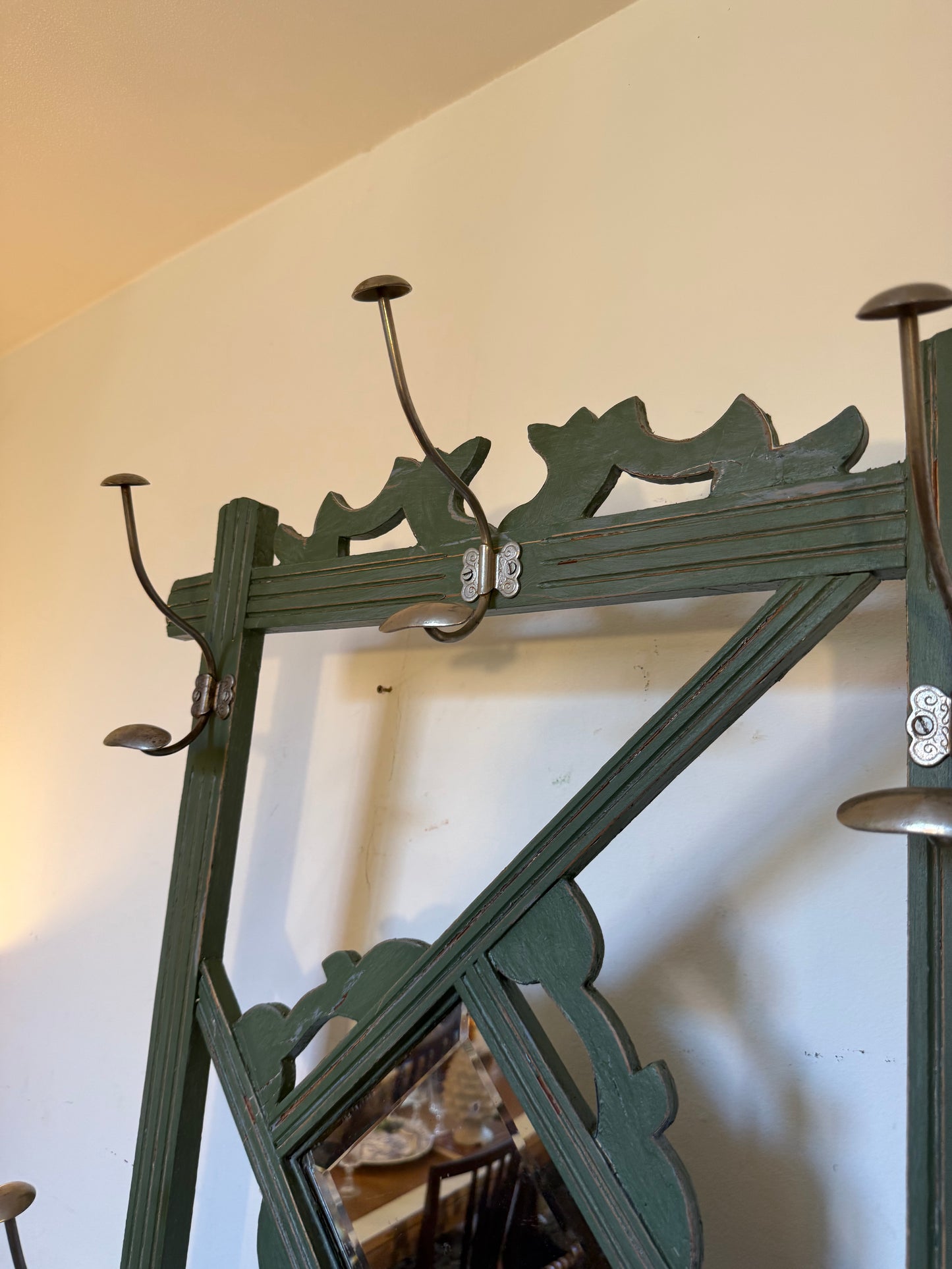 Porte manteau en bois art déco patiné vert