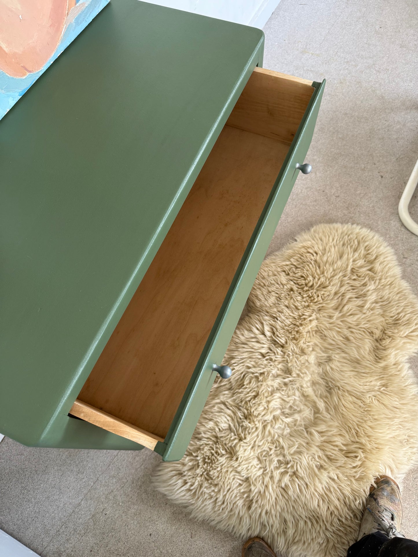 Commode vintage vert olive piètement rayé