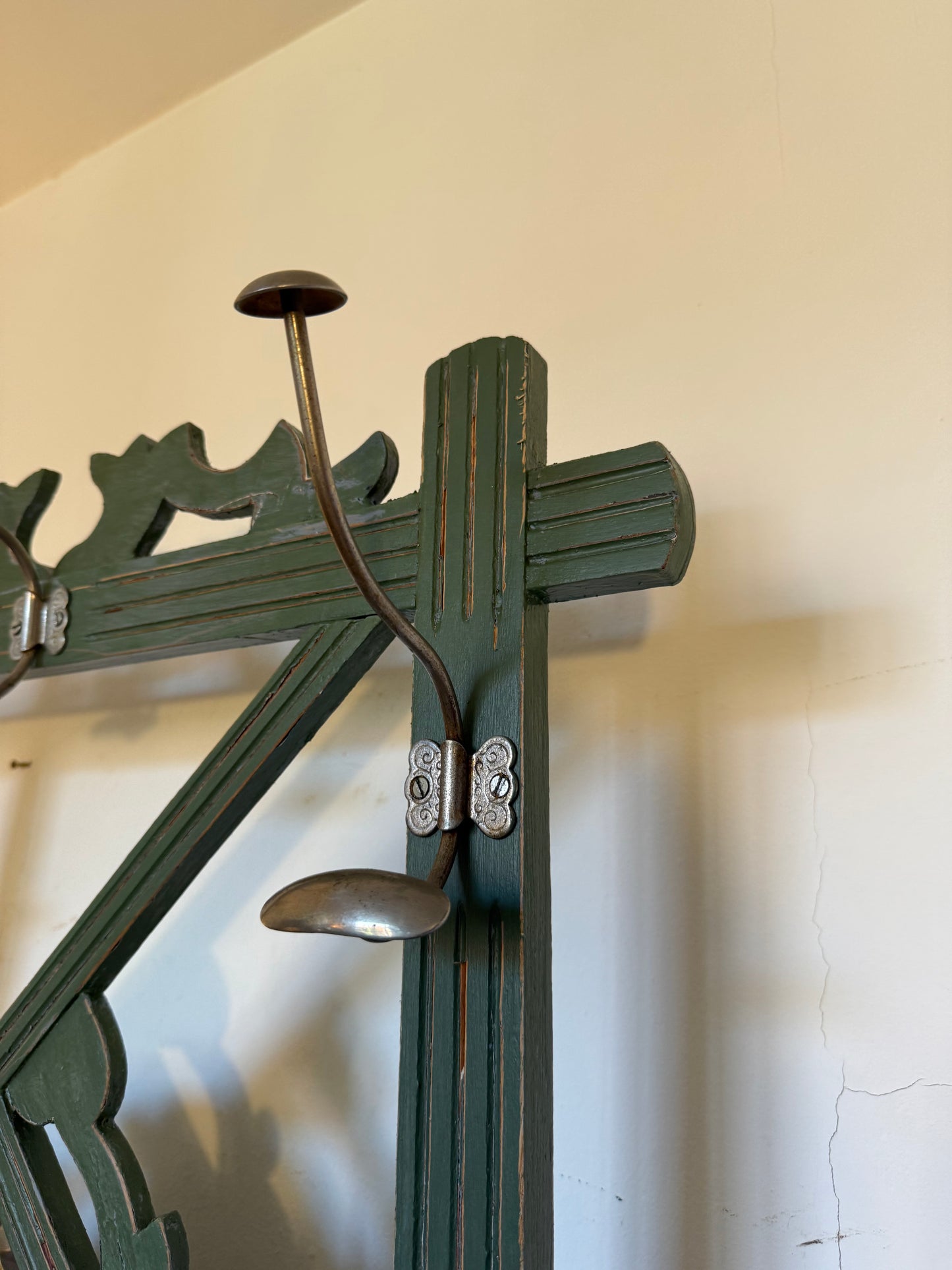 Porte manteau en bois art déco patiné vert