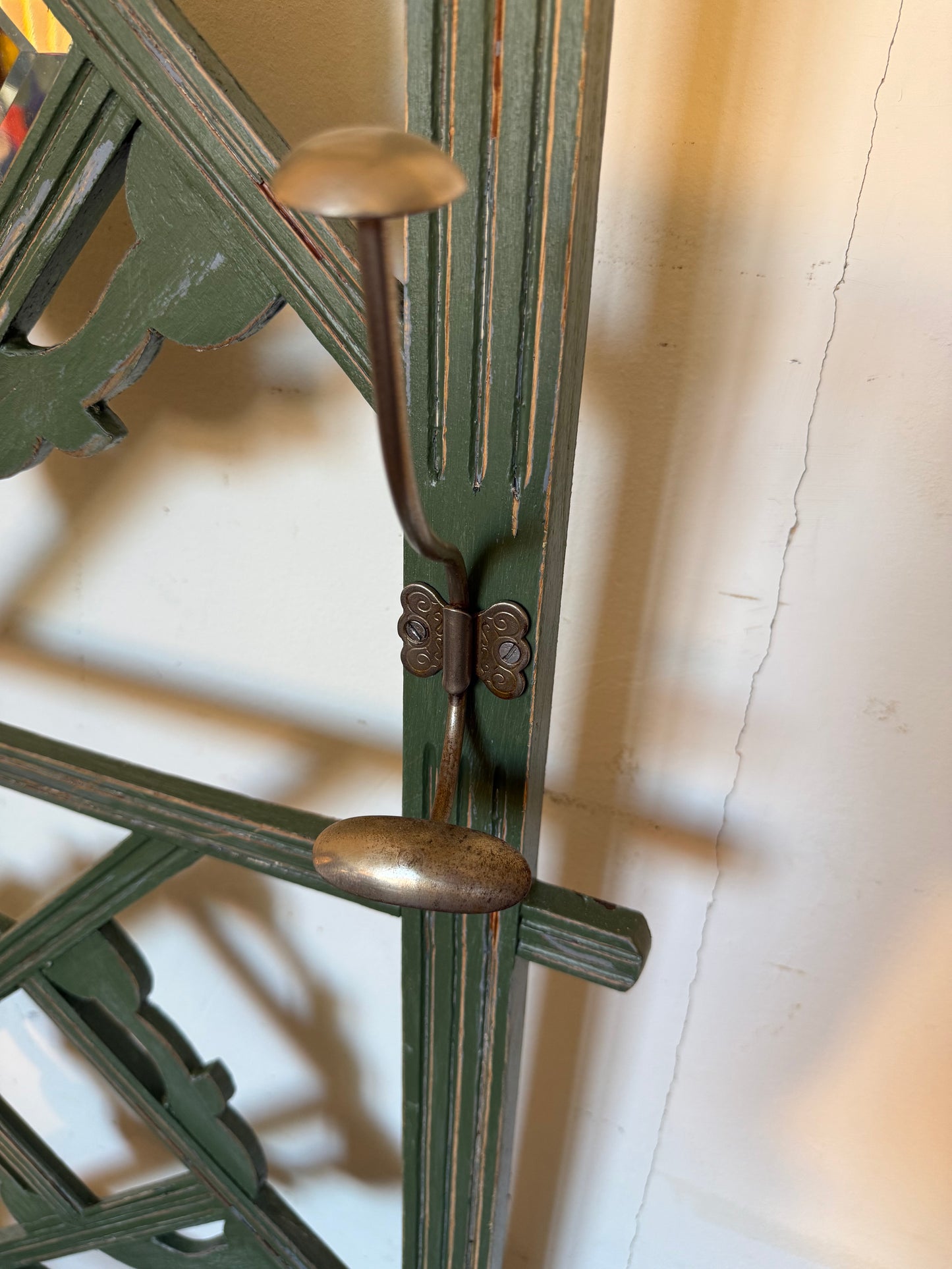 Porte manteau en bois art déco patiné vert
