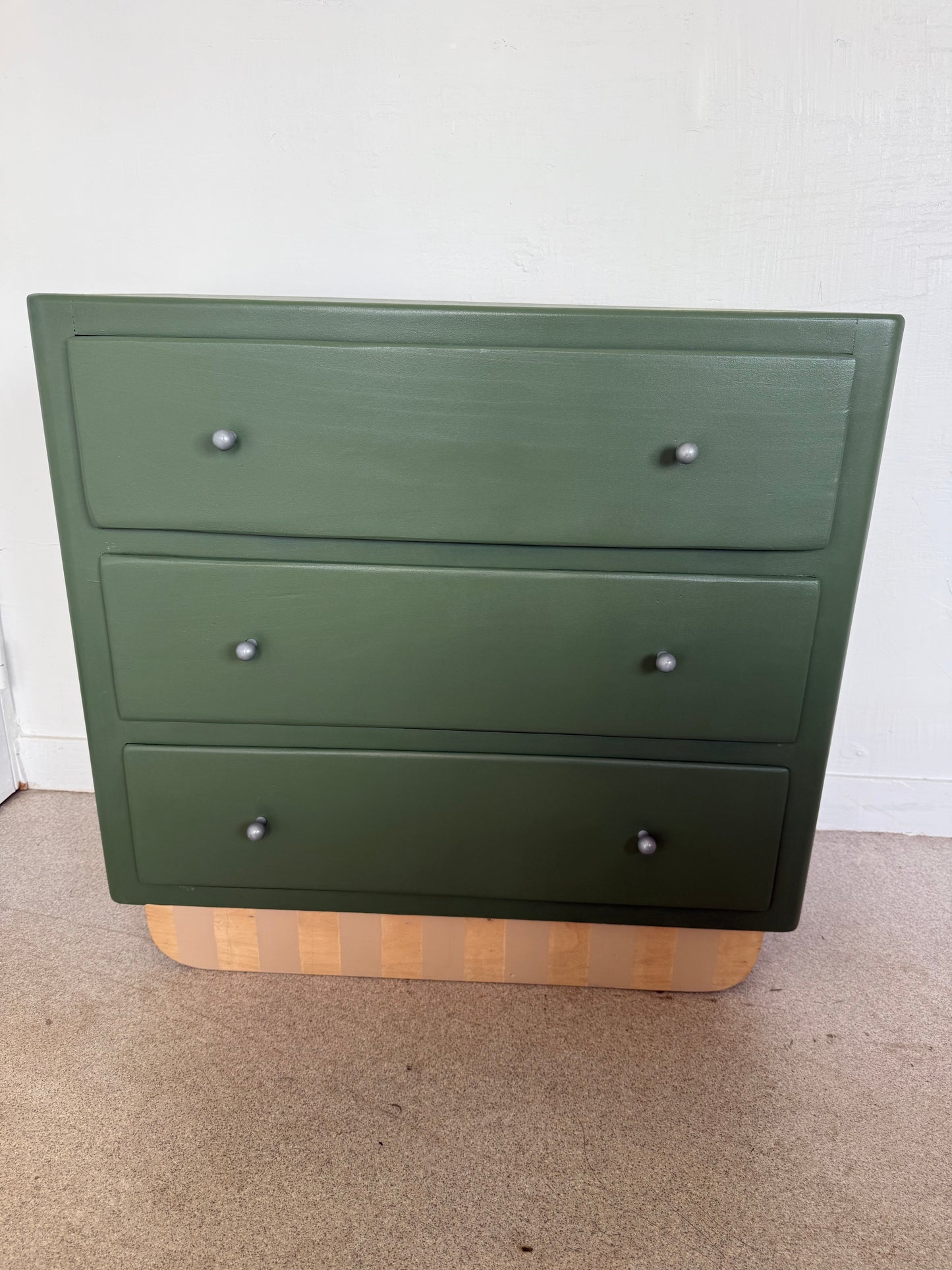 Commode vintage vert olive piètement rayé