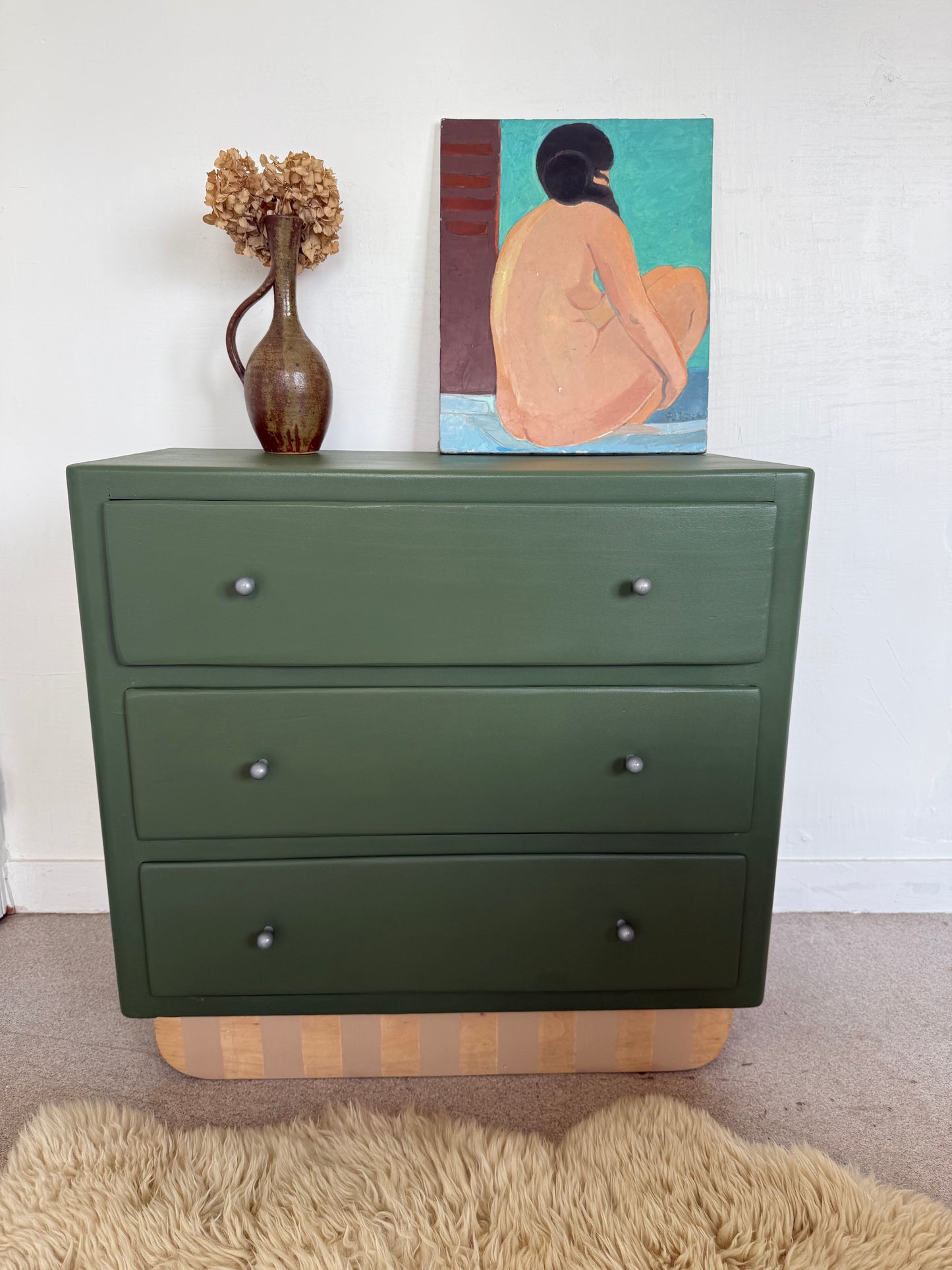 Commode vintage vert olive piètement rayé