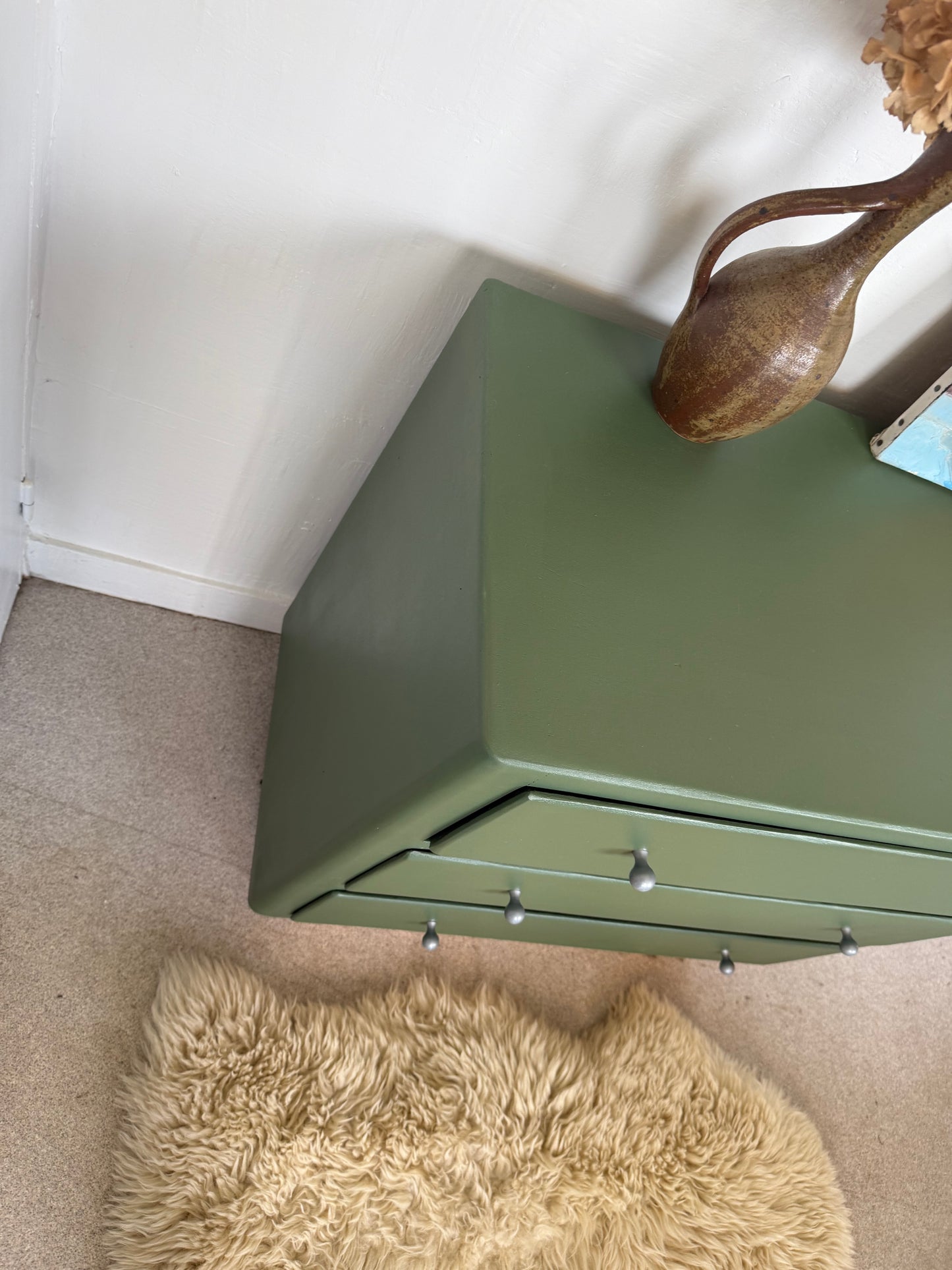 Commode vintage vert olive piètement rayé