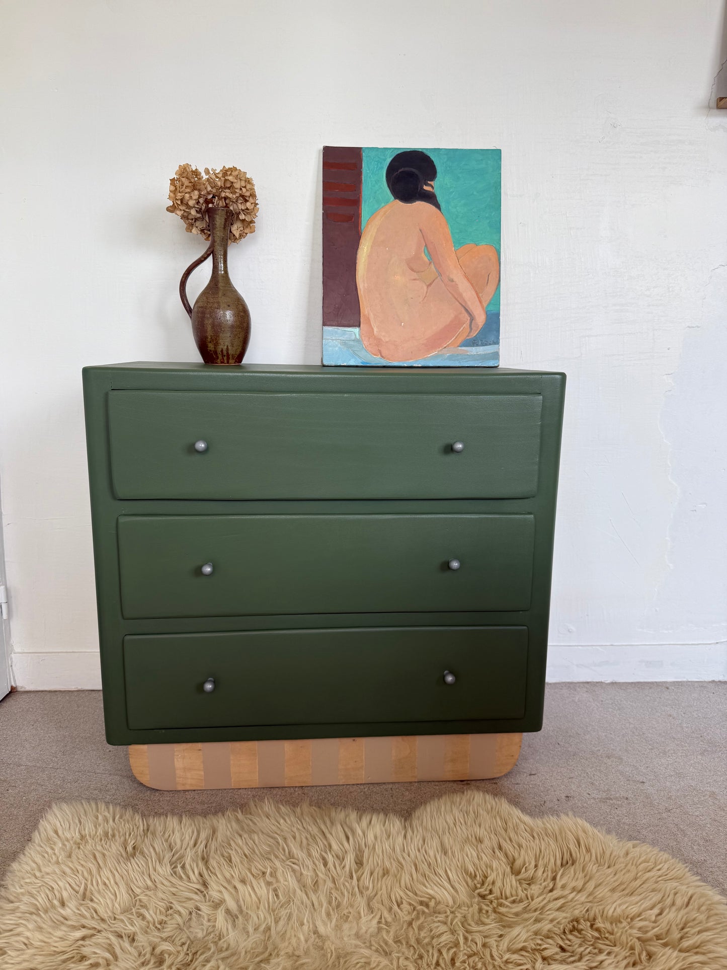 Commode vintage vert olive piètement rayé