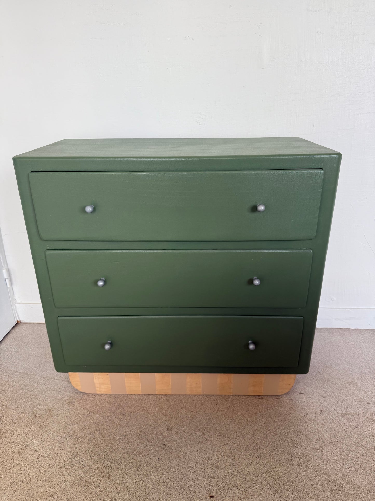 Commode vintage vert olive piètement rayé