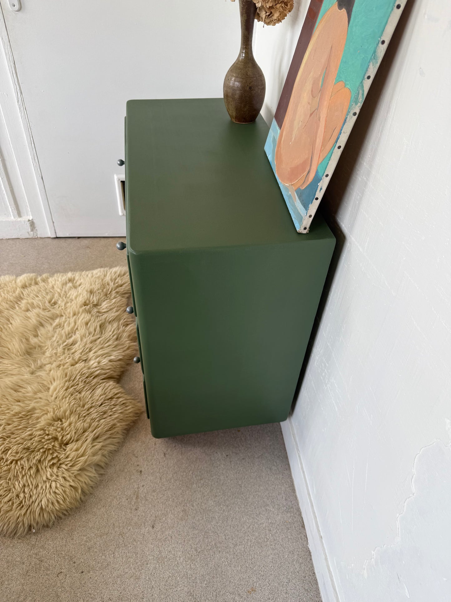 Commode vintage vert olive piètement rayé