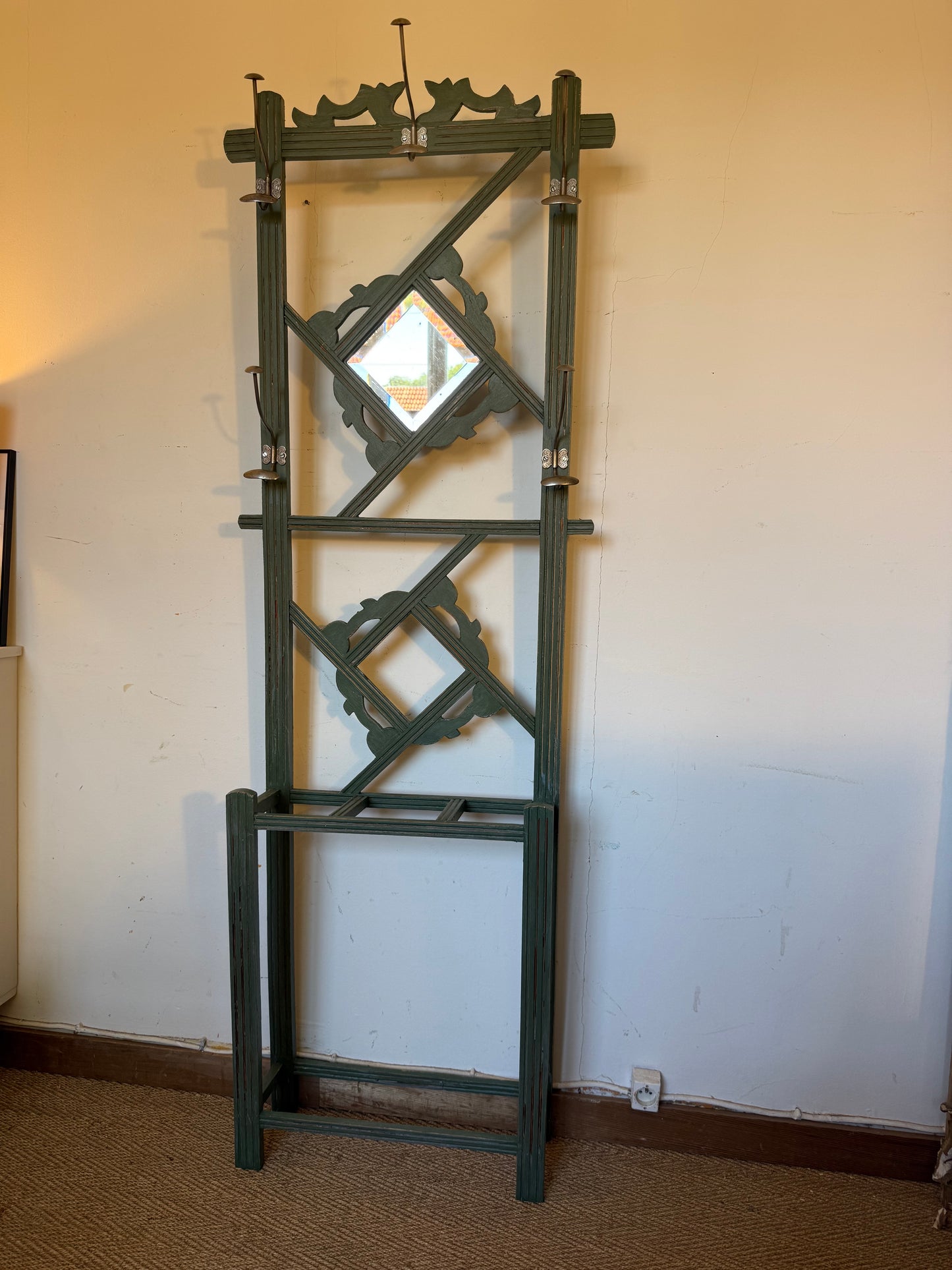 Porte manteau en bois art déco patiné vert