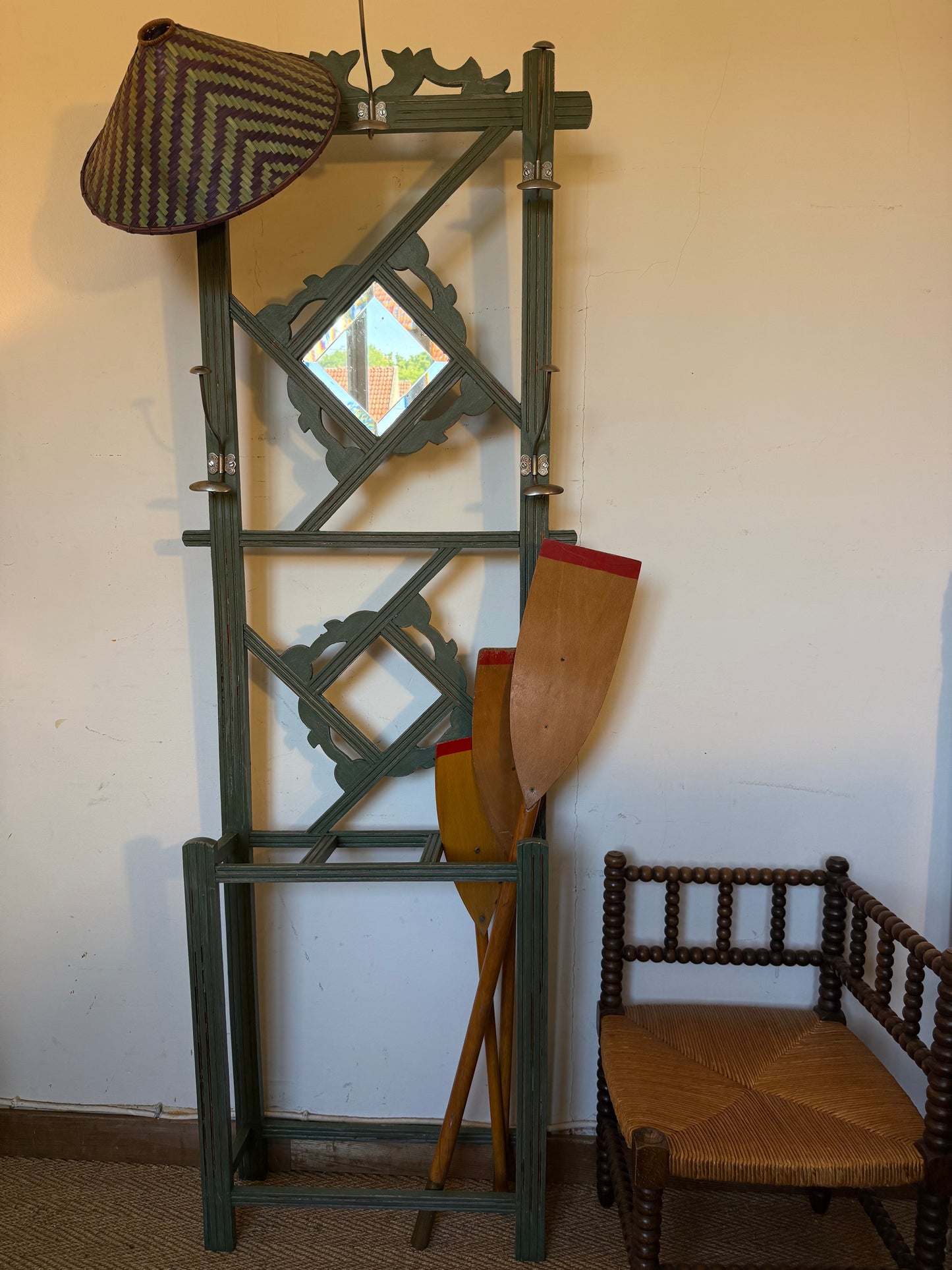 Porte manteau en bois art déco patiné vert