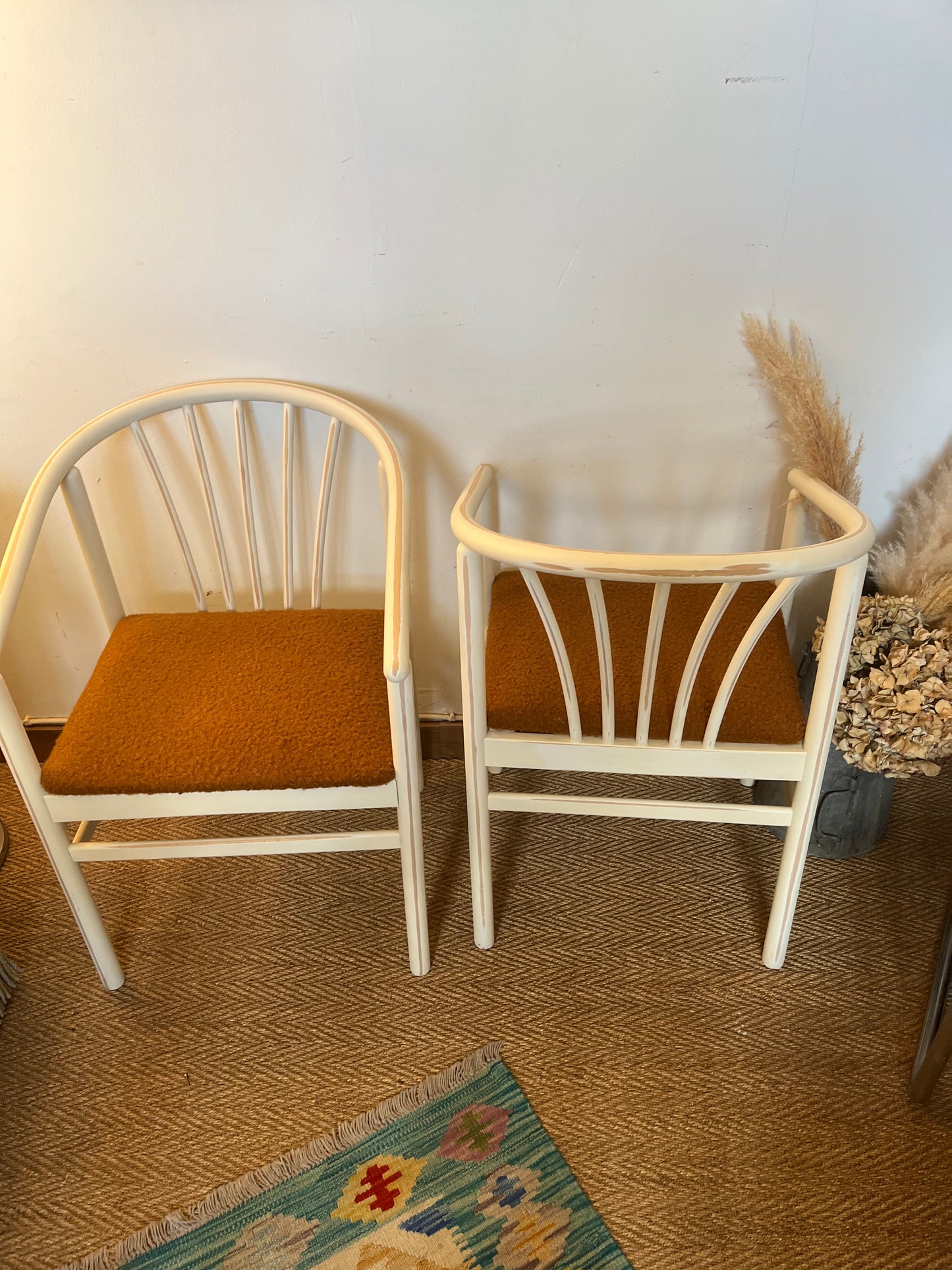 Paire de fauteuils en bois et laine bouclette camel