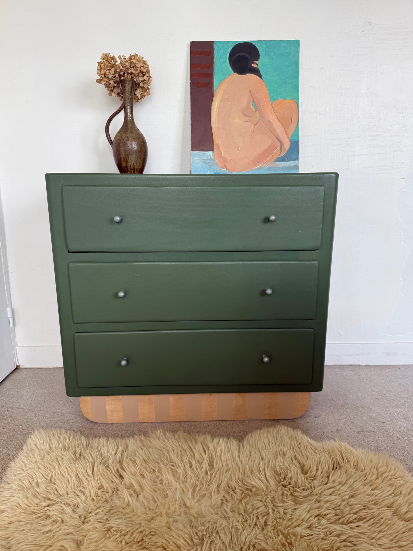 Commode vintage vert olive piètement rayé