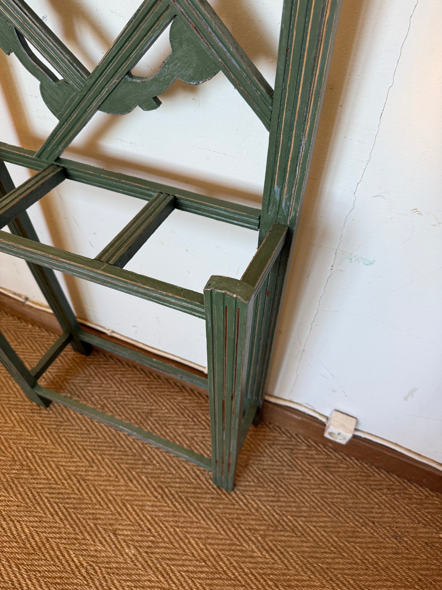 Porte manteau en bois art déco patiné vert