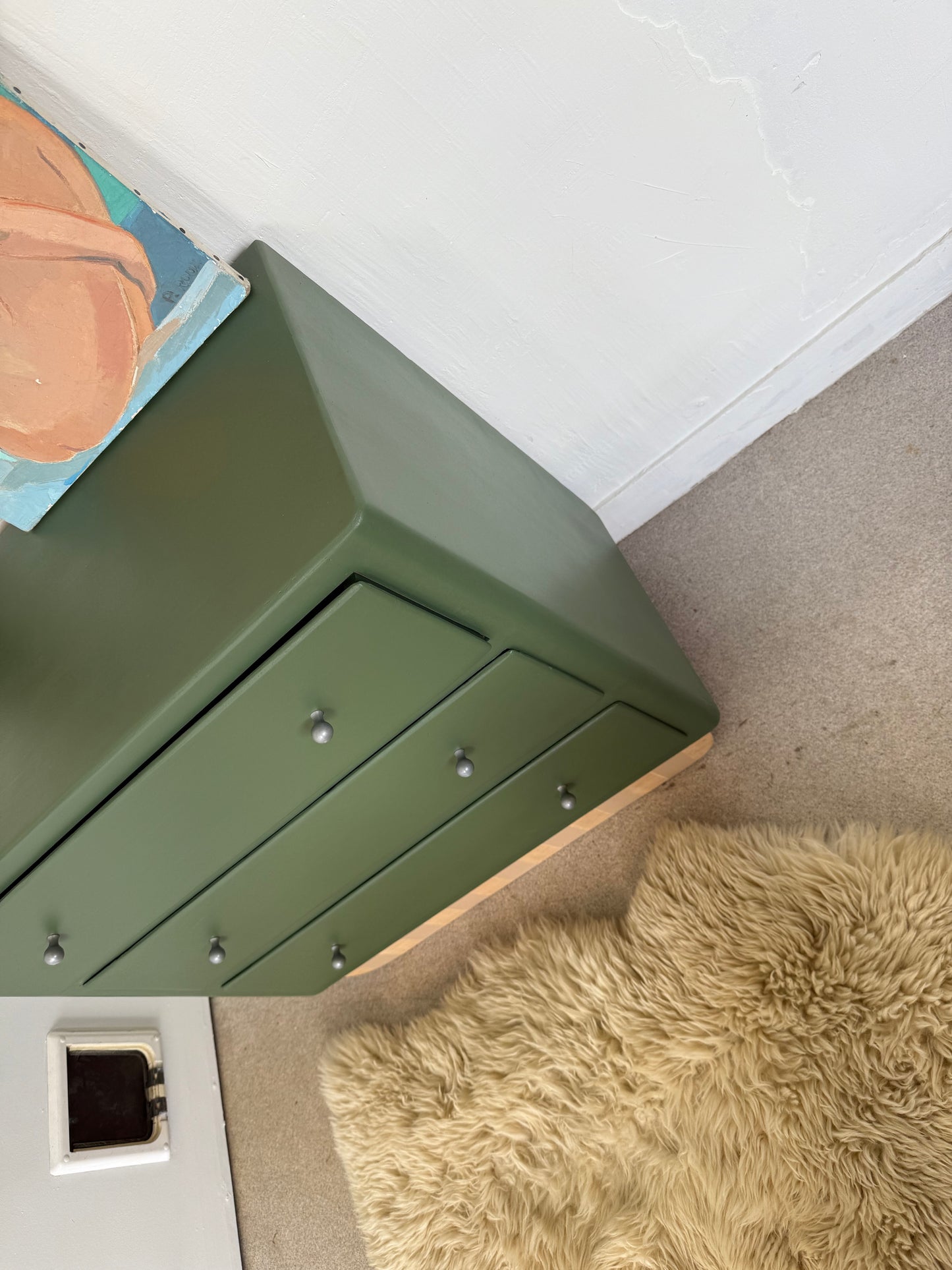 Commode vintage vert olive piètement rayé