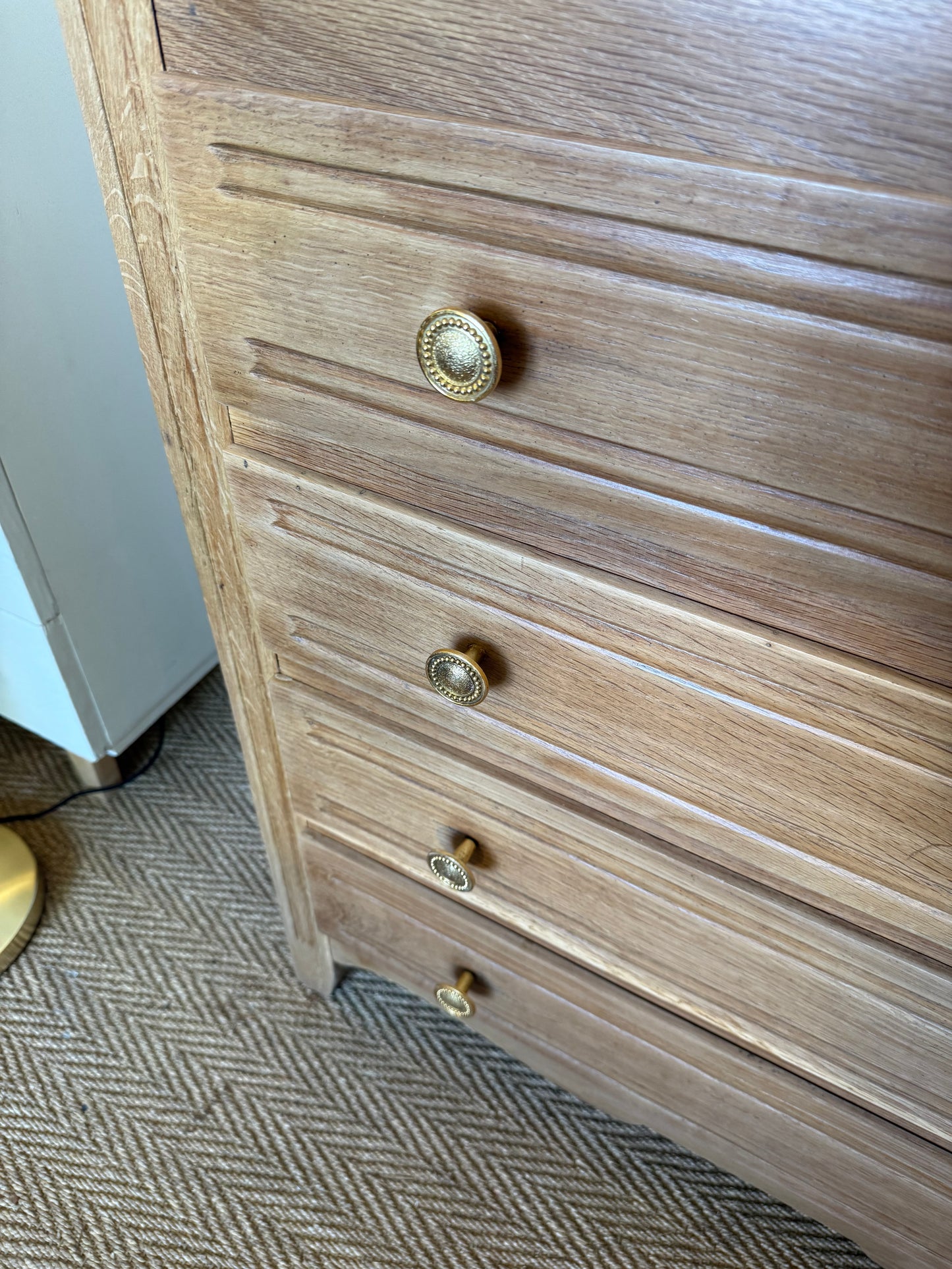 Commode vintage placage chêne et poignées dorées