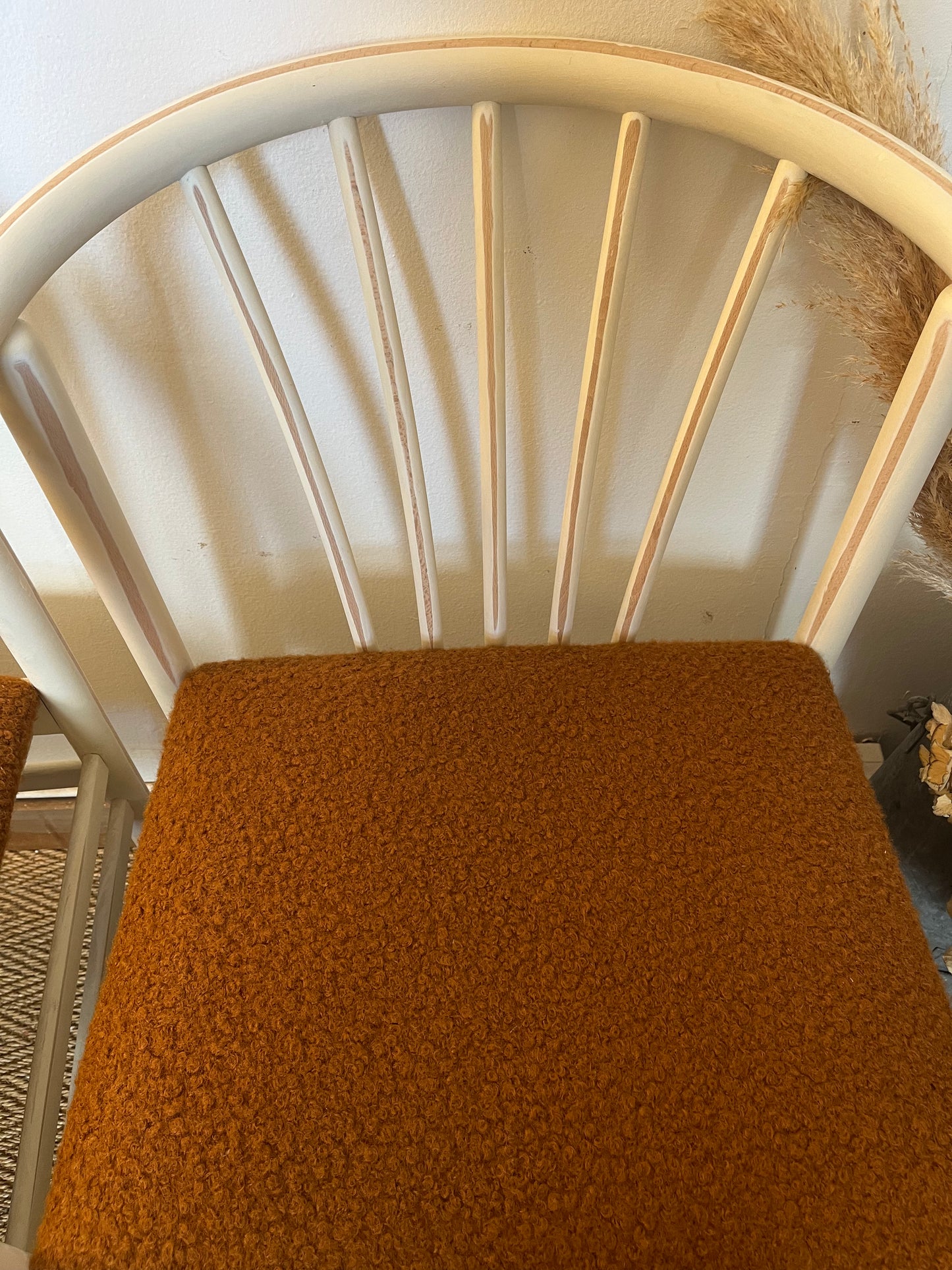 Paire de fauteuils en bois et laine bouclette camel