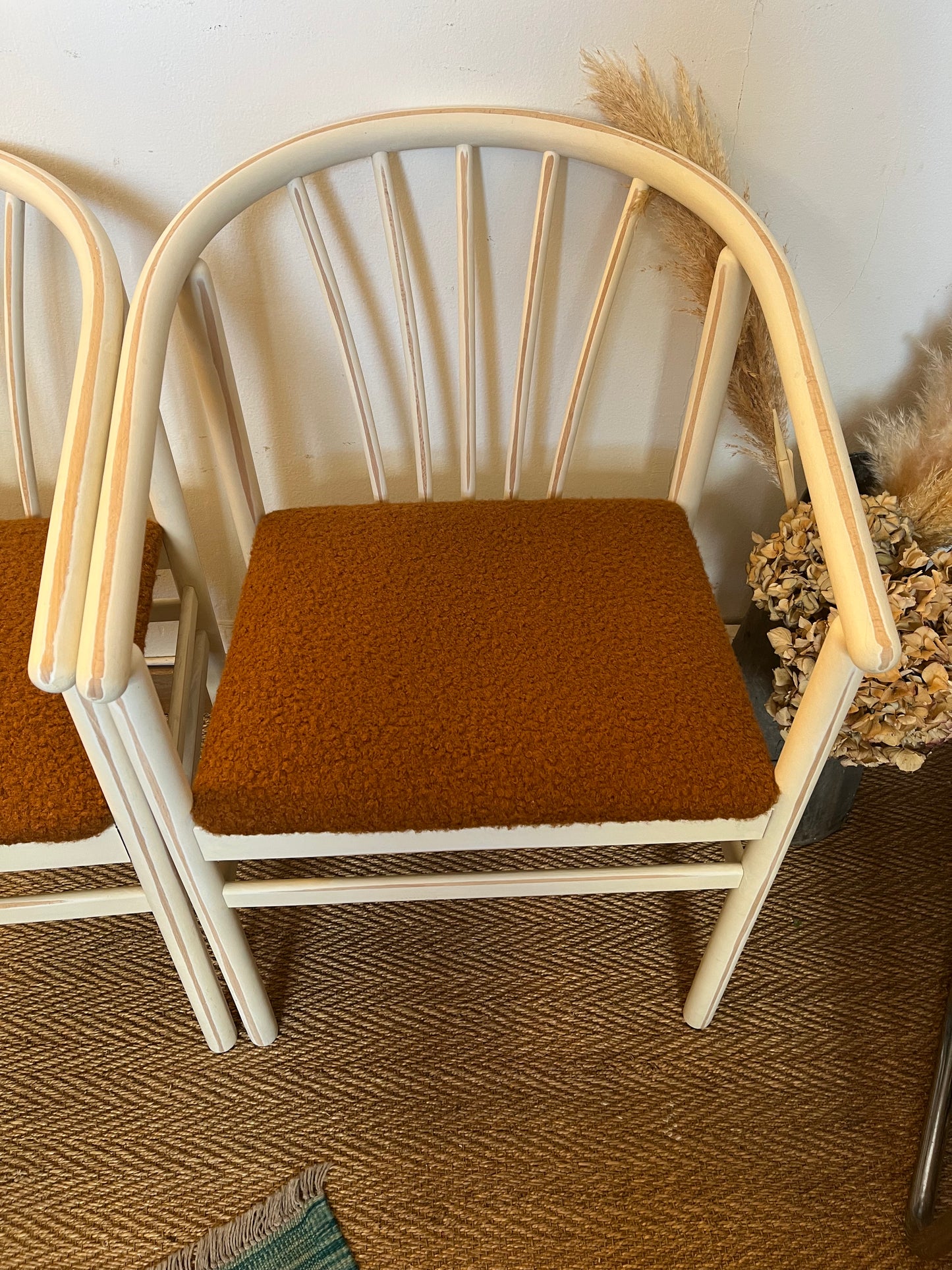 Paire de fauteuils en bois et laine bouclette camel