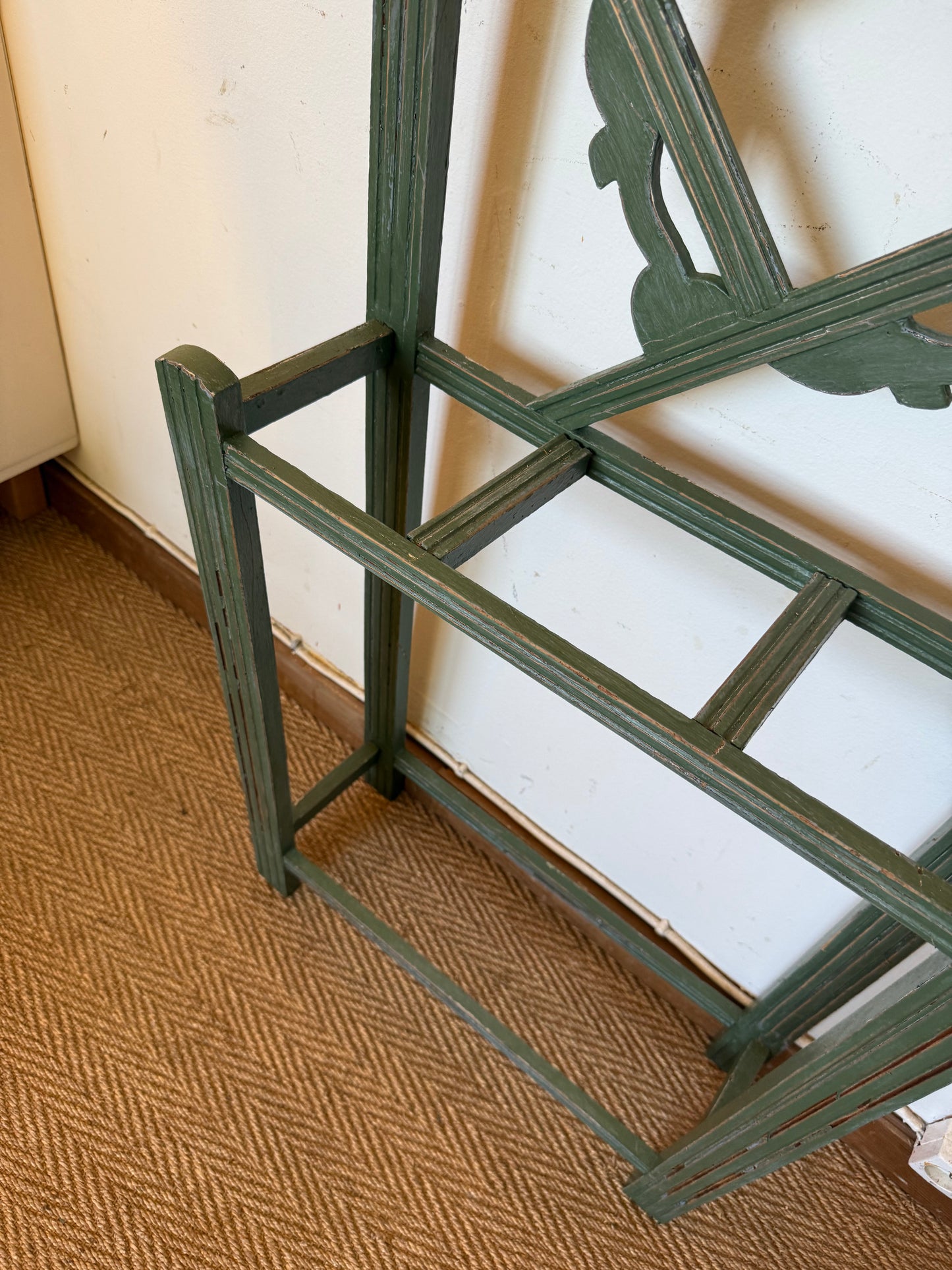 Porte manteau en bois art déco patiné vert