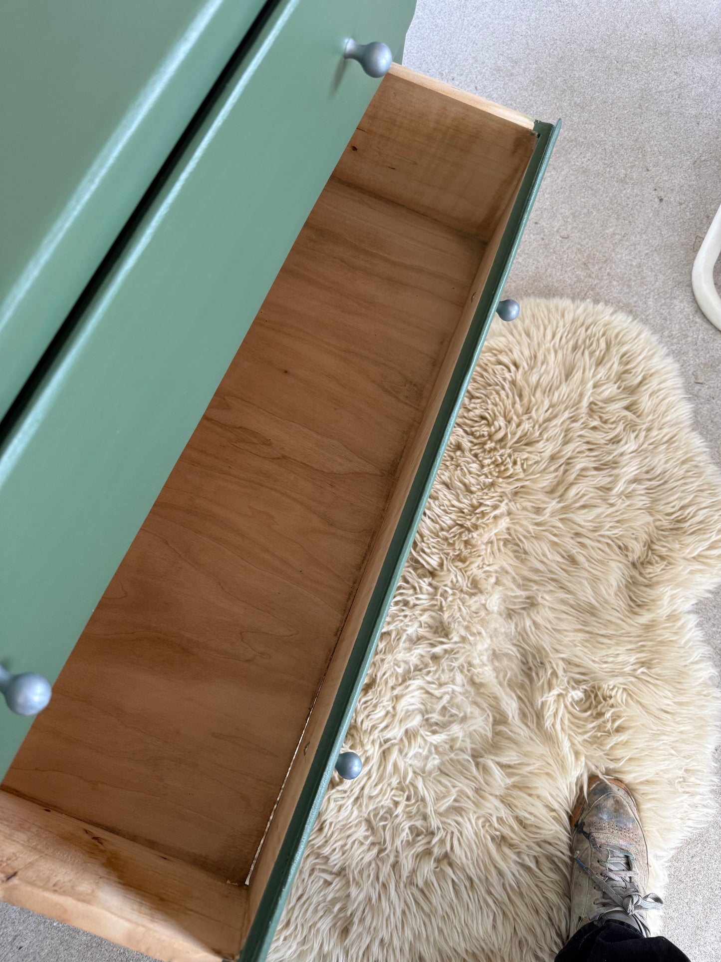 Commode vintage vert olive piètement rayé
