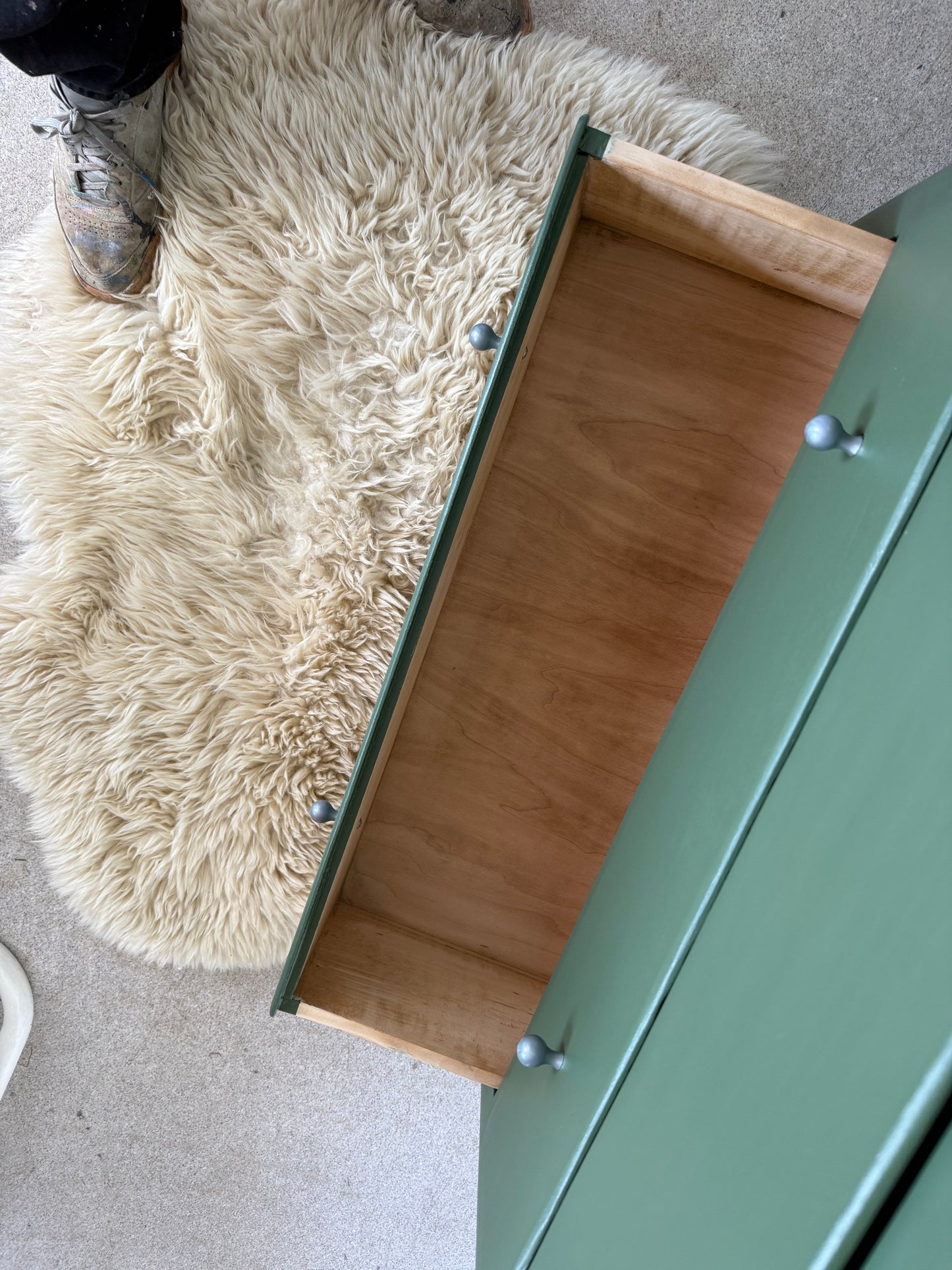 Commode vintage vert olive piètement rayé