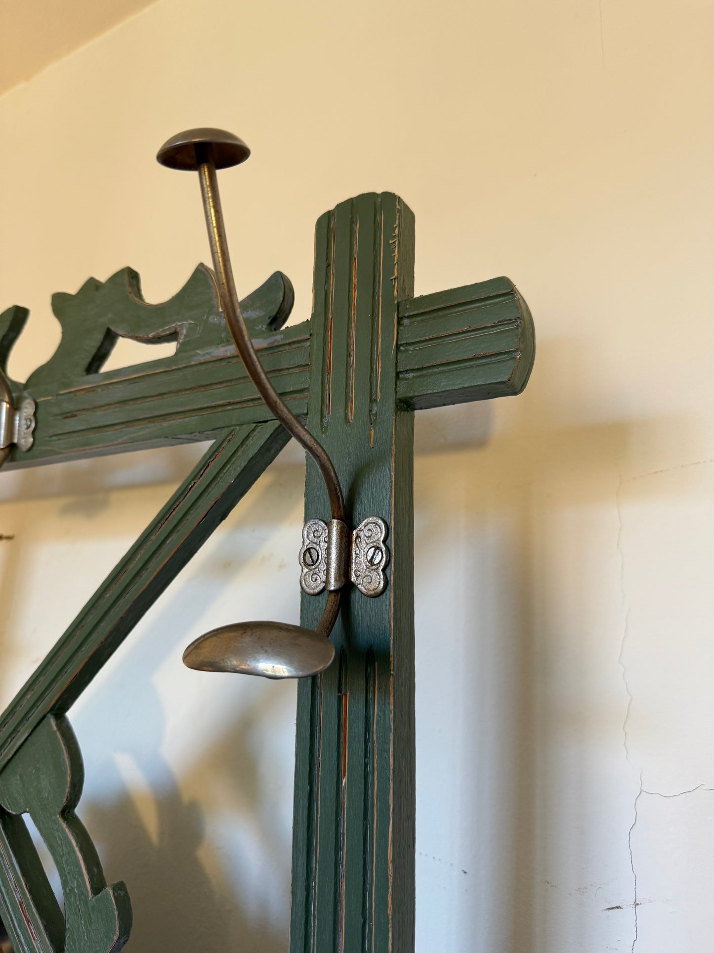 Porte manteau en bois art déco patiné vert