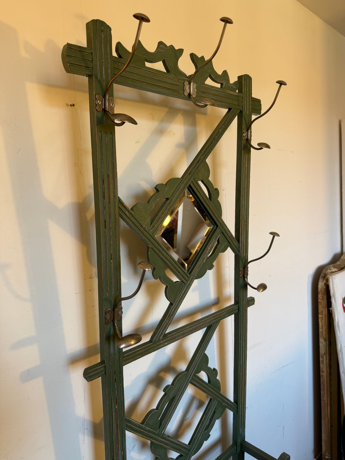 Porte manteau en bois art déco patiné vert