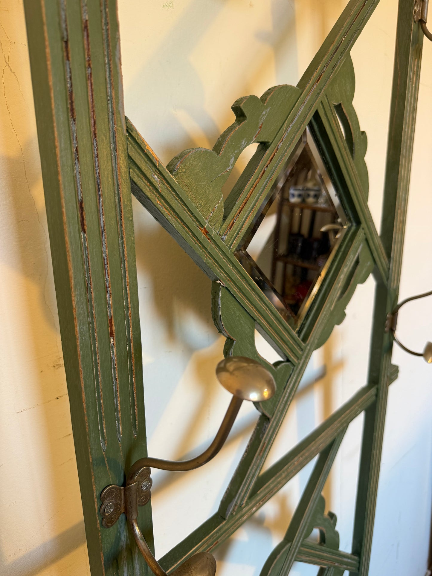 Porte manteau en bois art déco patiné vert