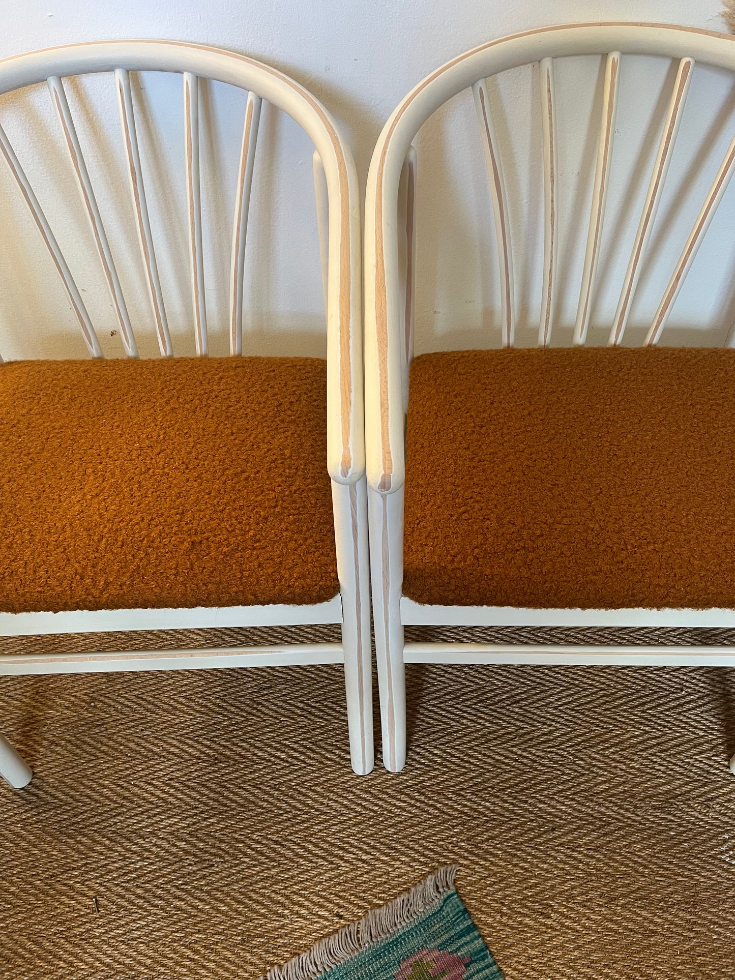 Paire de fauteuils en bois et laine bouclette camel