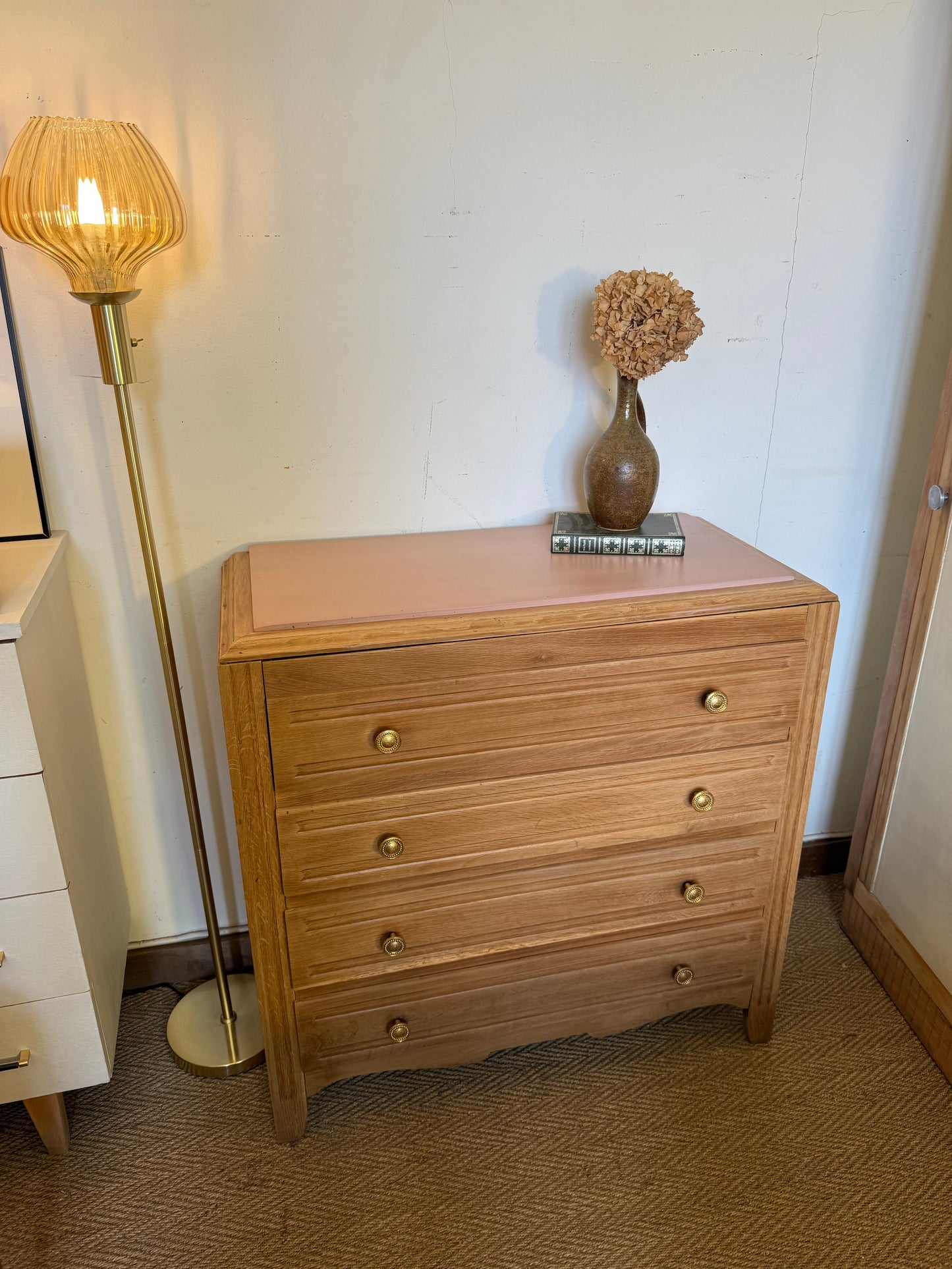 Commode vintage placage chêne et poignées dorées