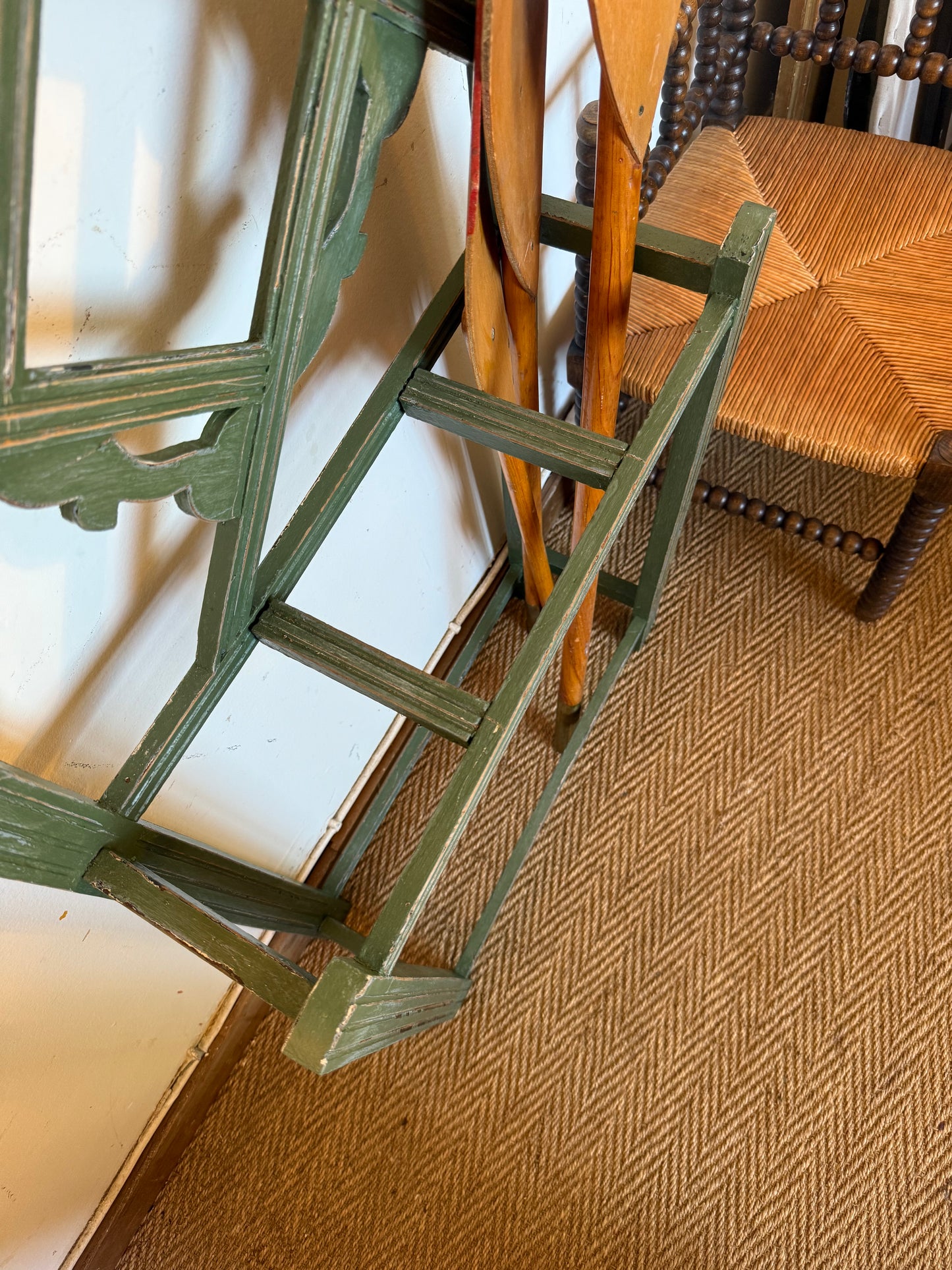 Porte manteau en bois art déco patiné vert