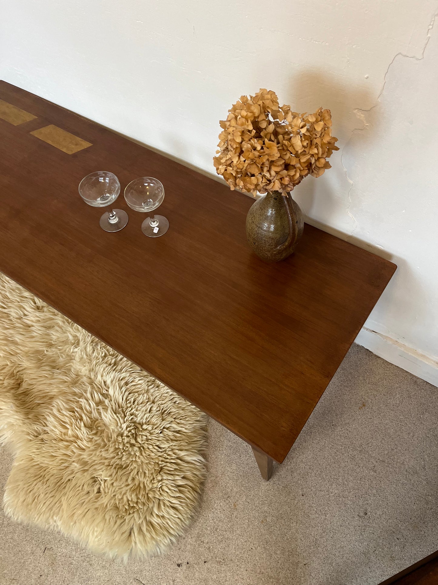 Table basse vintage pieds fuseaux dorure années 60