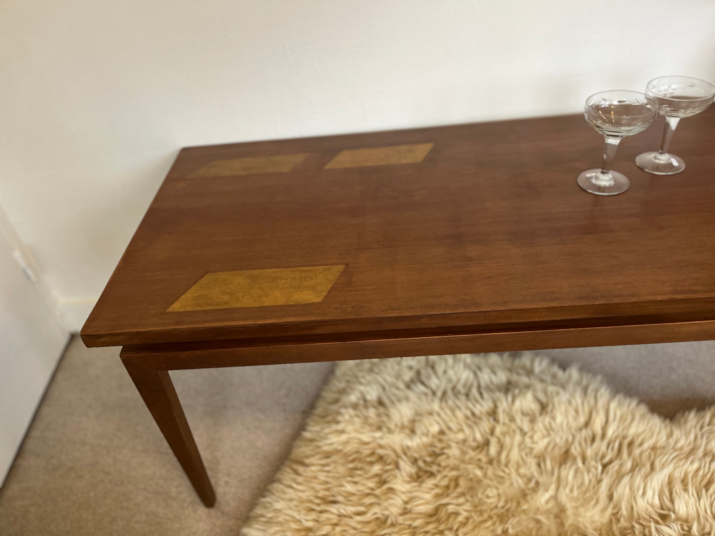 Table basse vintage pieds fuseaux dorure années 60