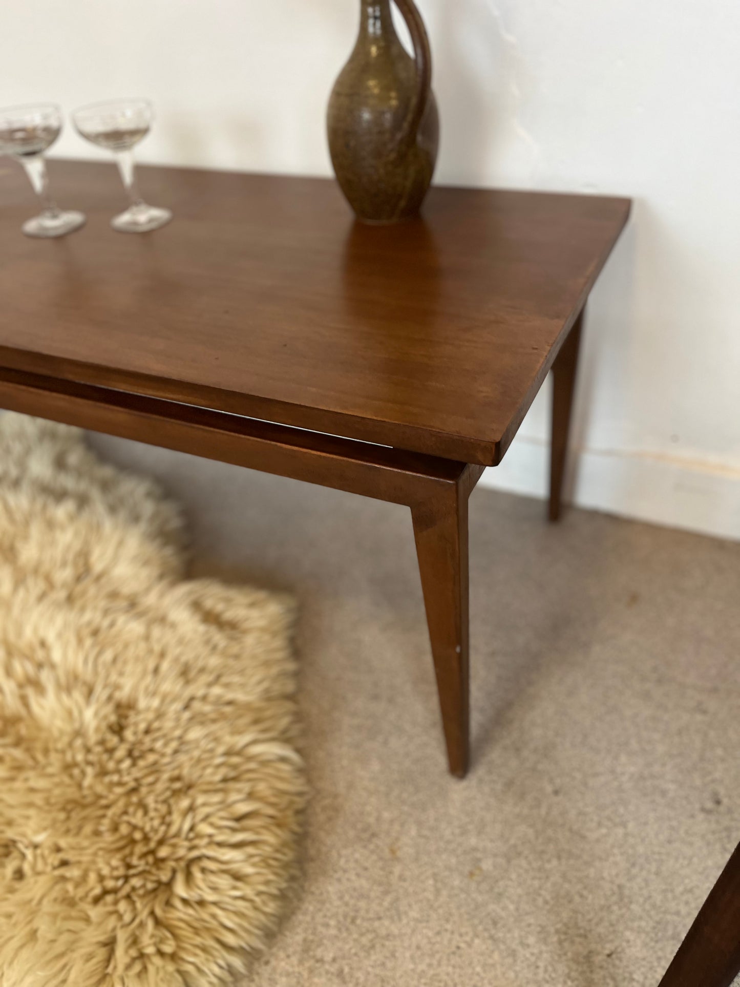 Table basse vintage pieds fuseaux dorure années 60