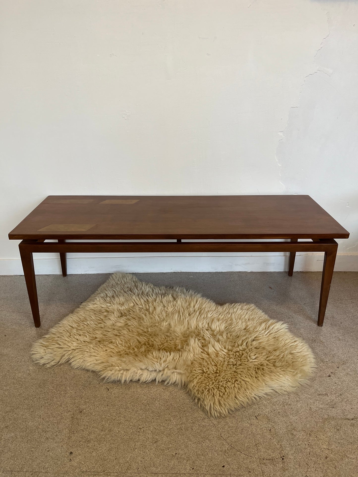 Table basse vintage pieds fuseaux dorure années 60