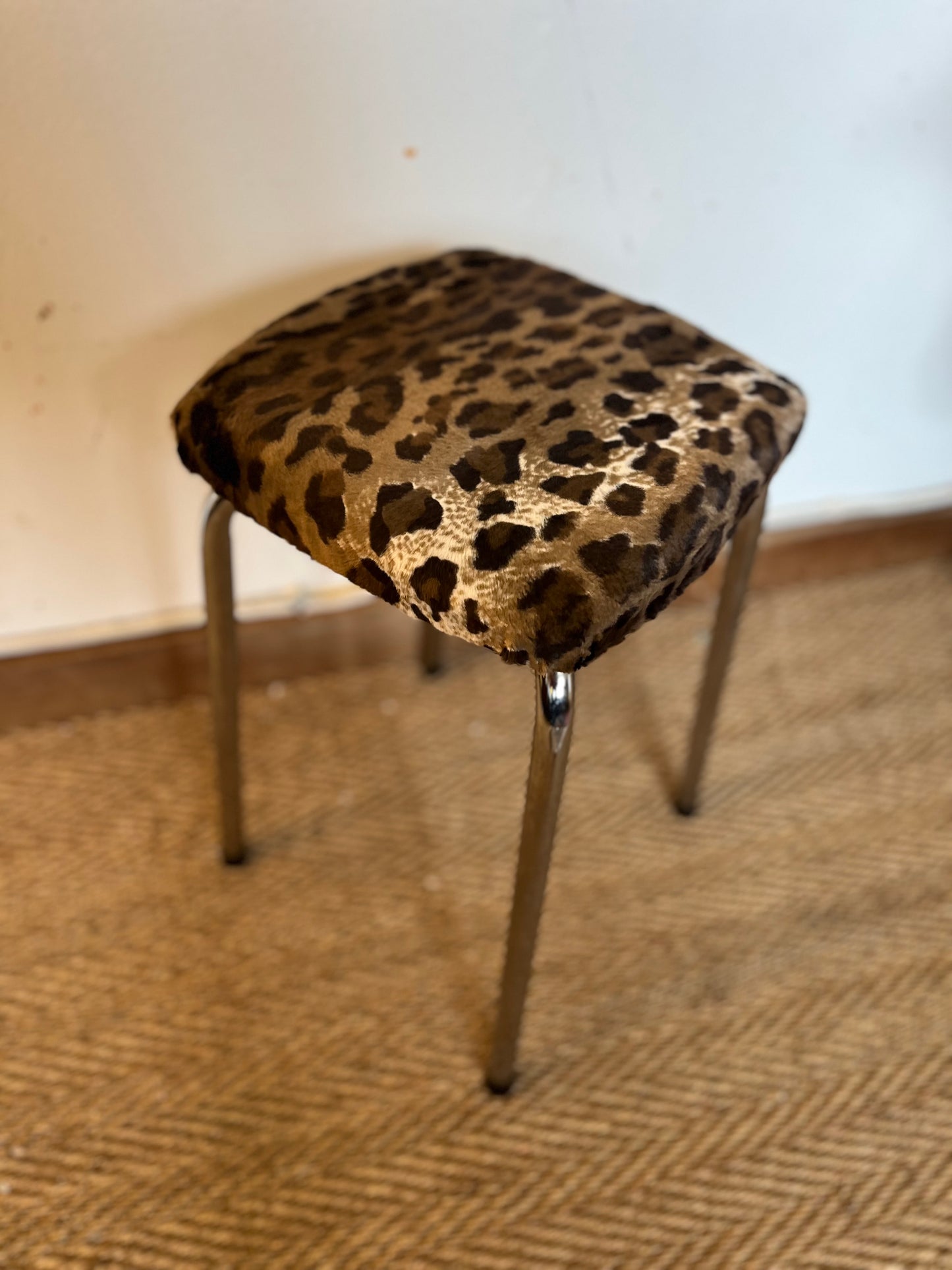 Tabouret chrome et léopard vintage