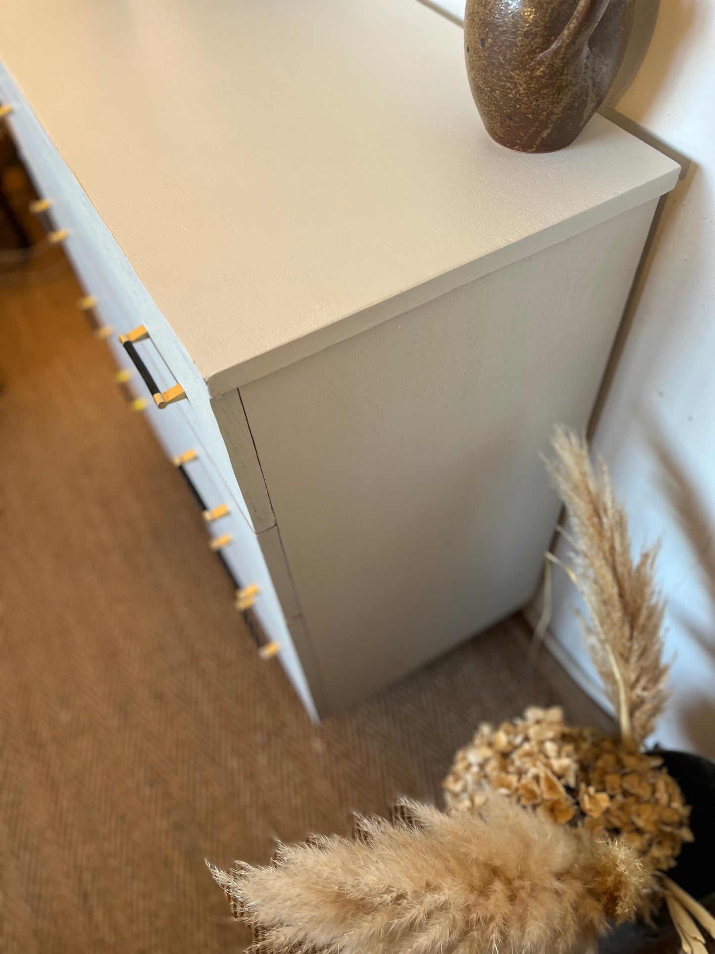Commode vintage peinte en blanc pieds compas